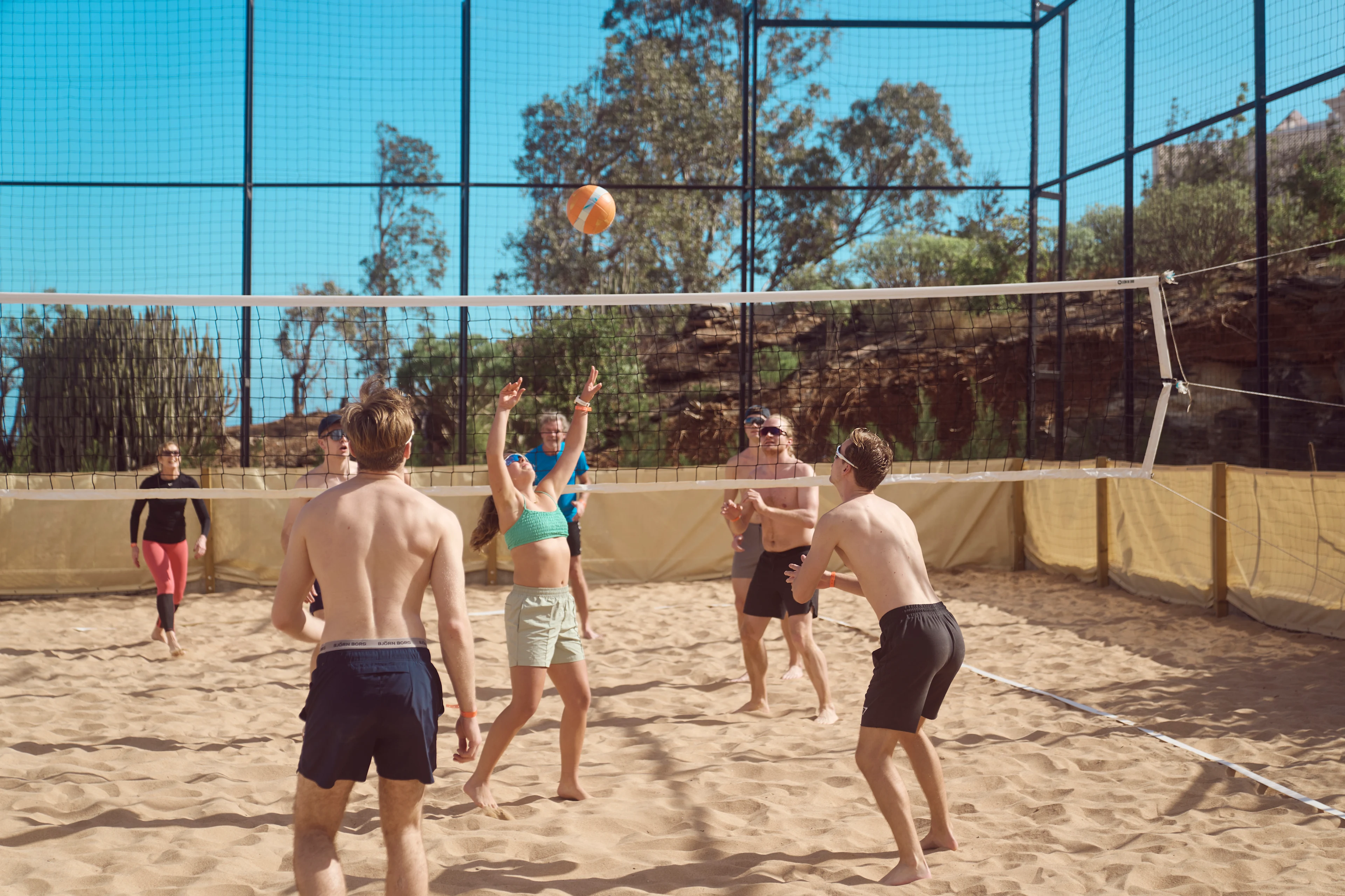personer der spiller beachvolley