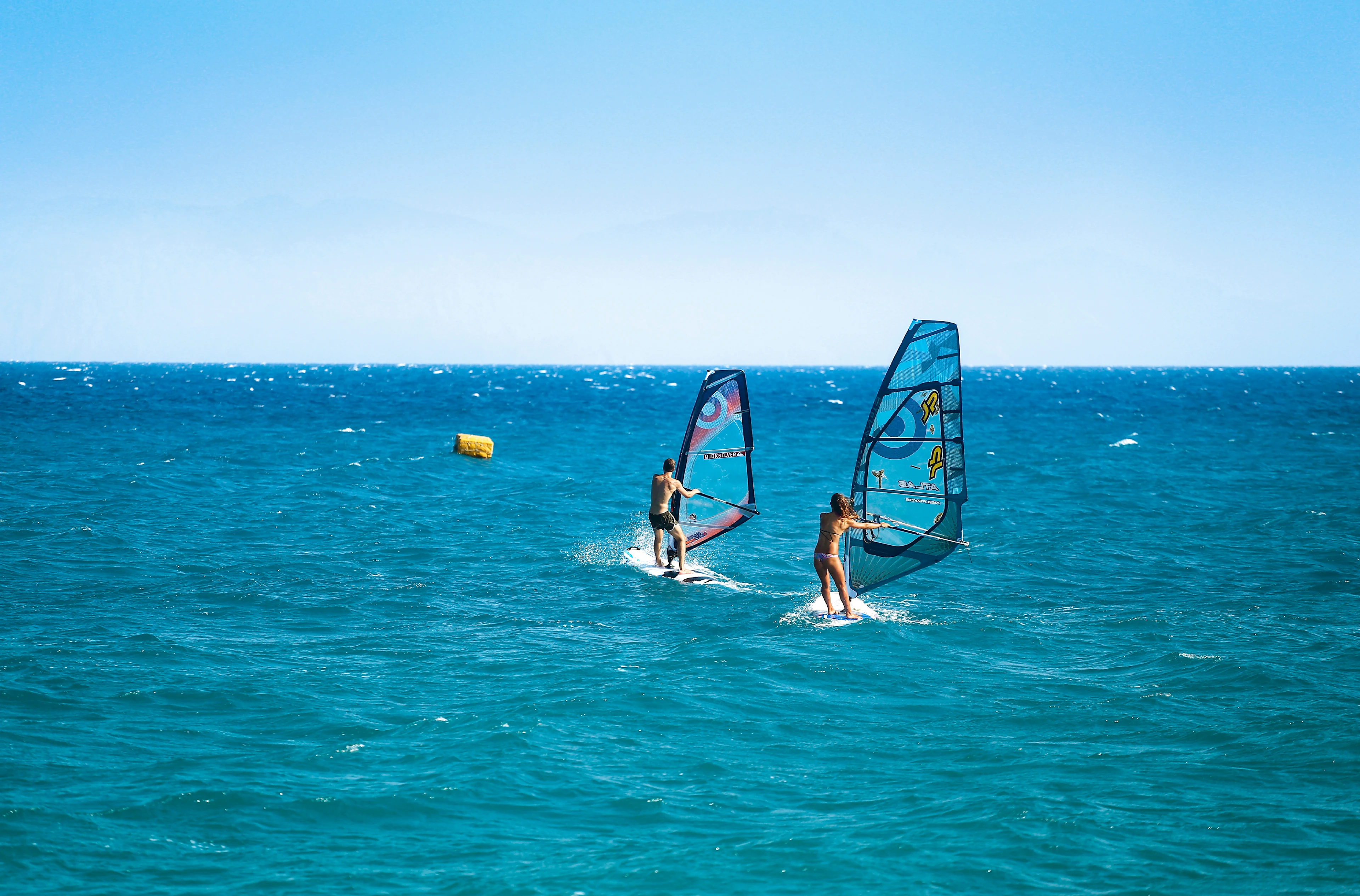 Twee mensen windsurfen op Rhodos