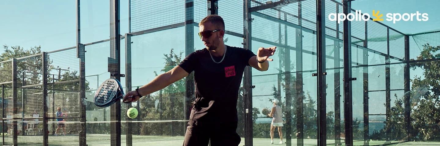 Padelcoach Adam op een padelbaan
