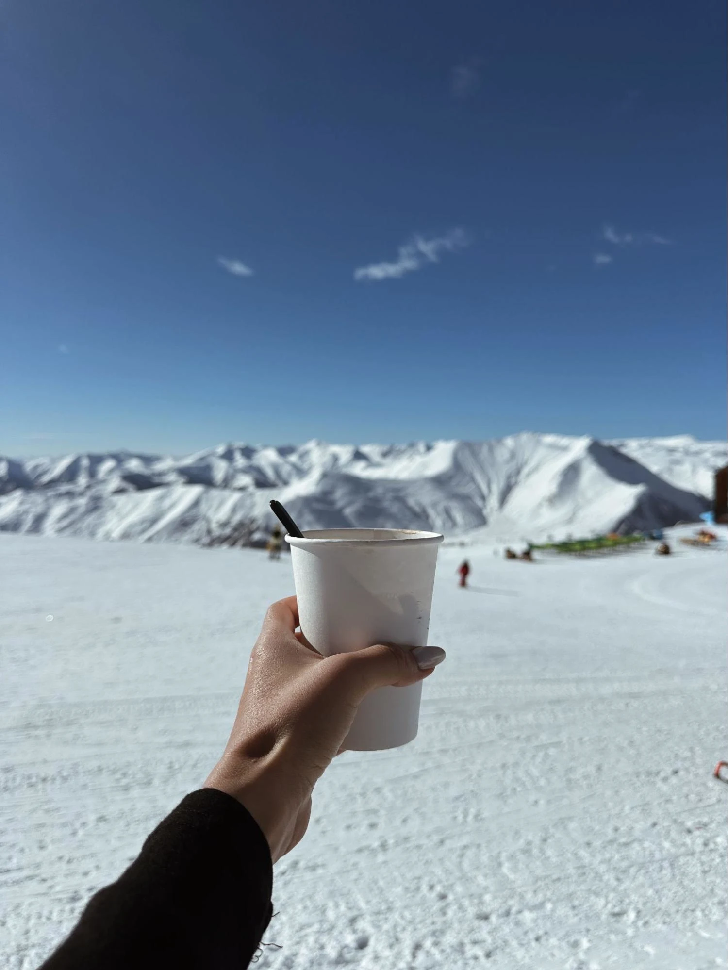 Varm sjokolade med utsikt over fjellene i Gudauri