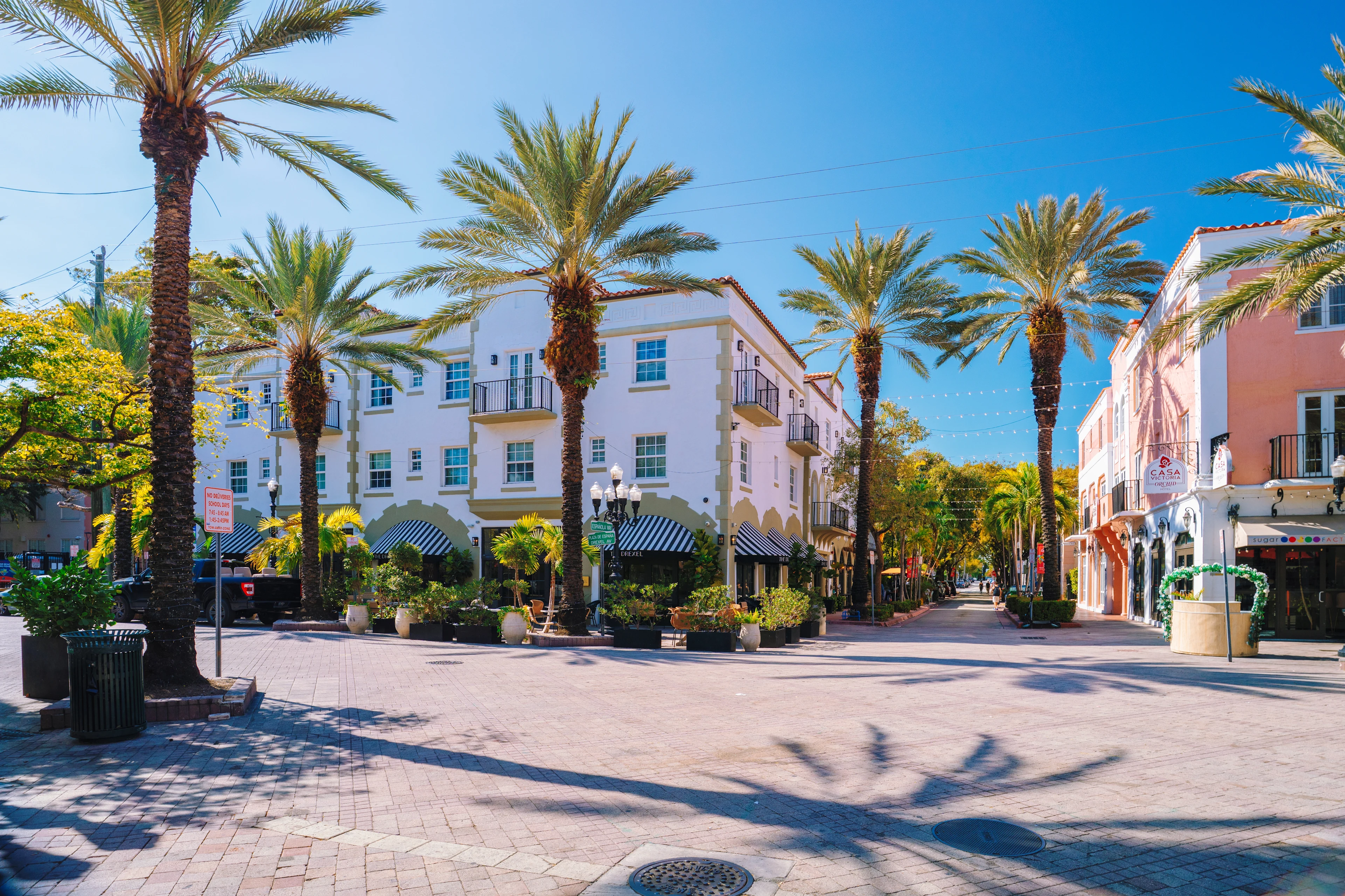 Gata med uteserveringar och medelhavsinspirerade byggnader på Española Way i Miami Beach.
