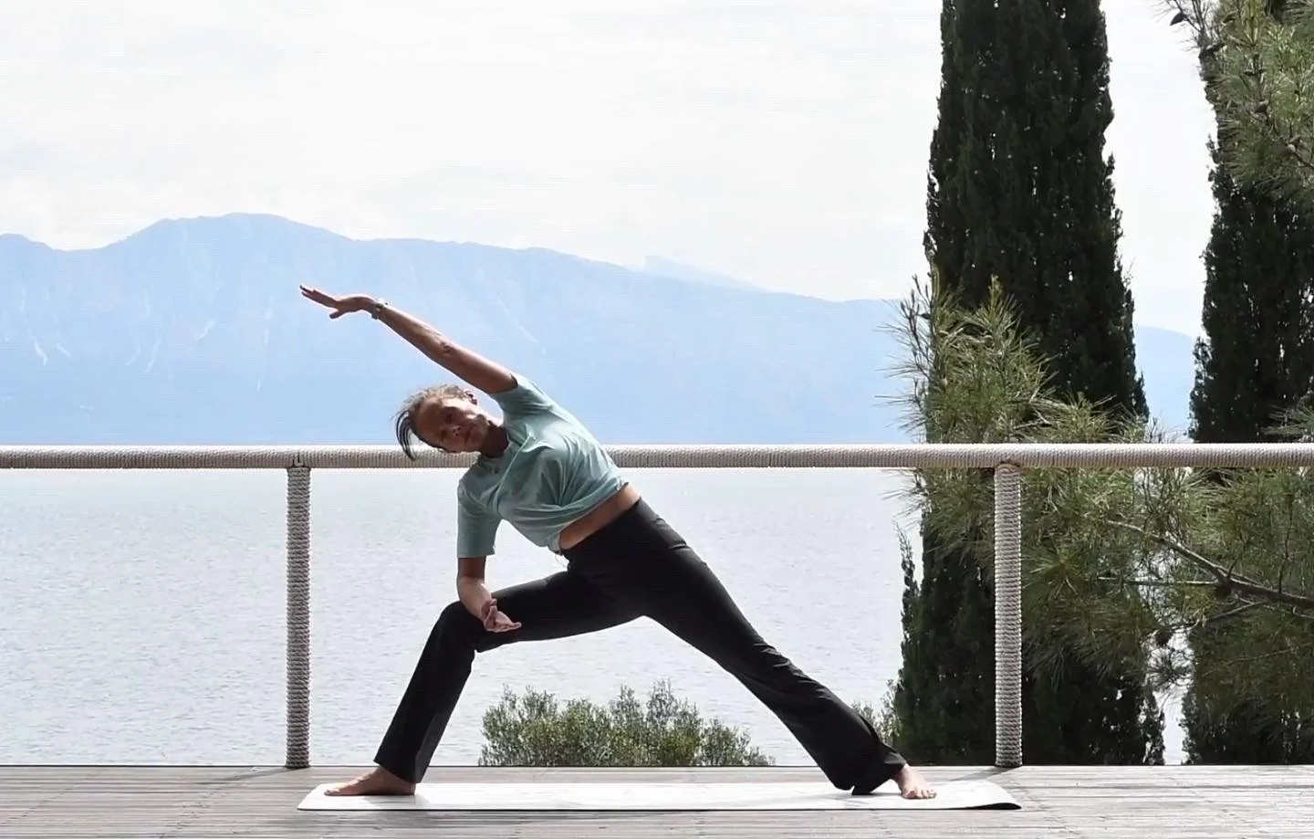 Malin Berghagen håller ett yoga-pass