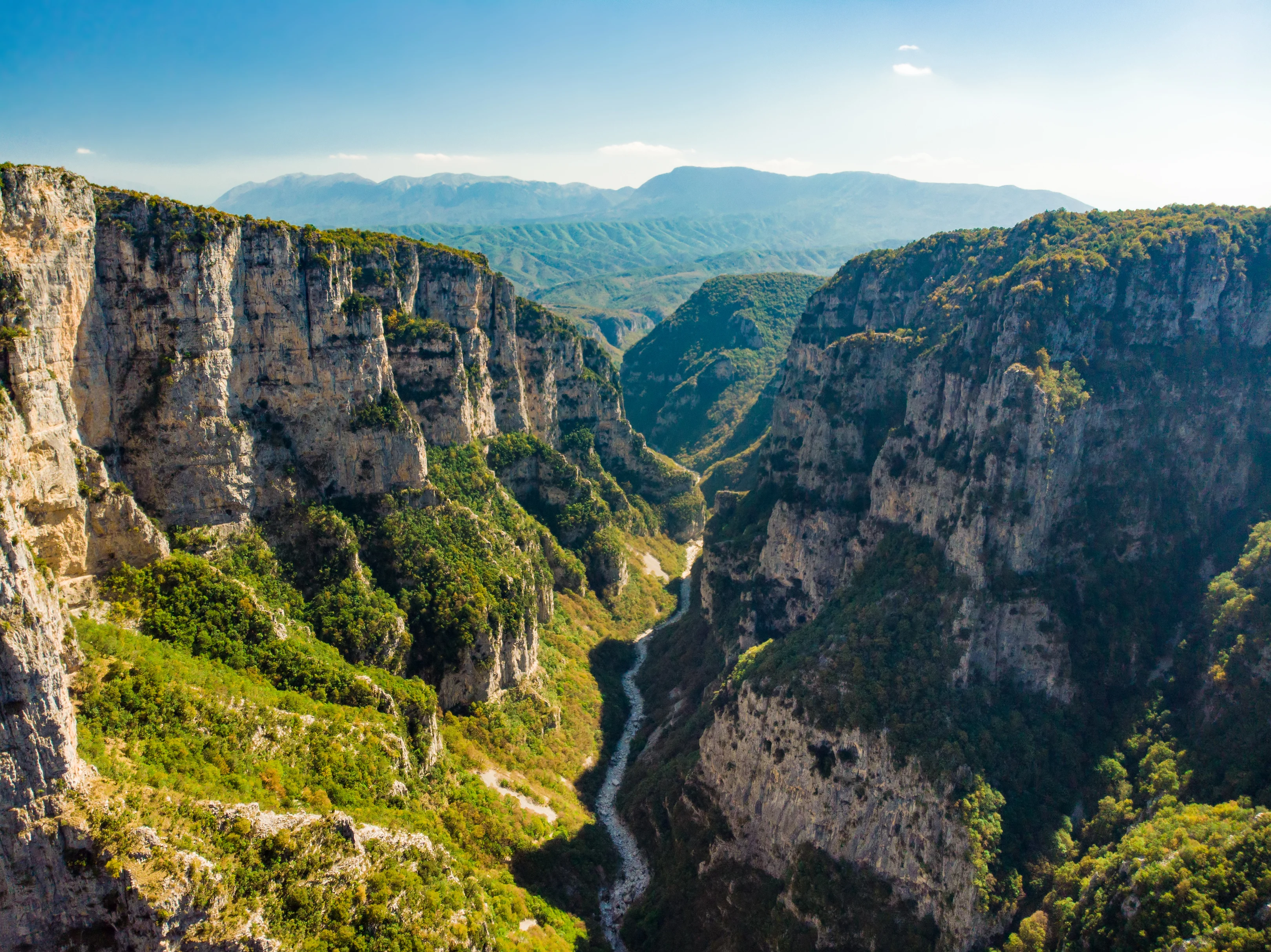 Vacker utsikt över grönklädda berg i Epirus