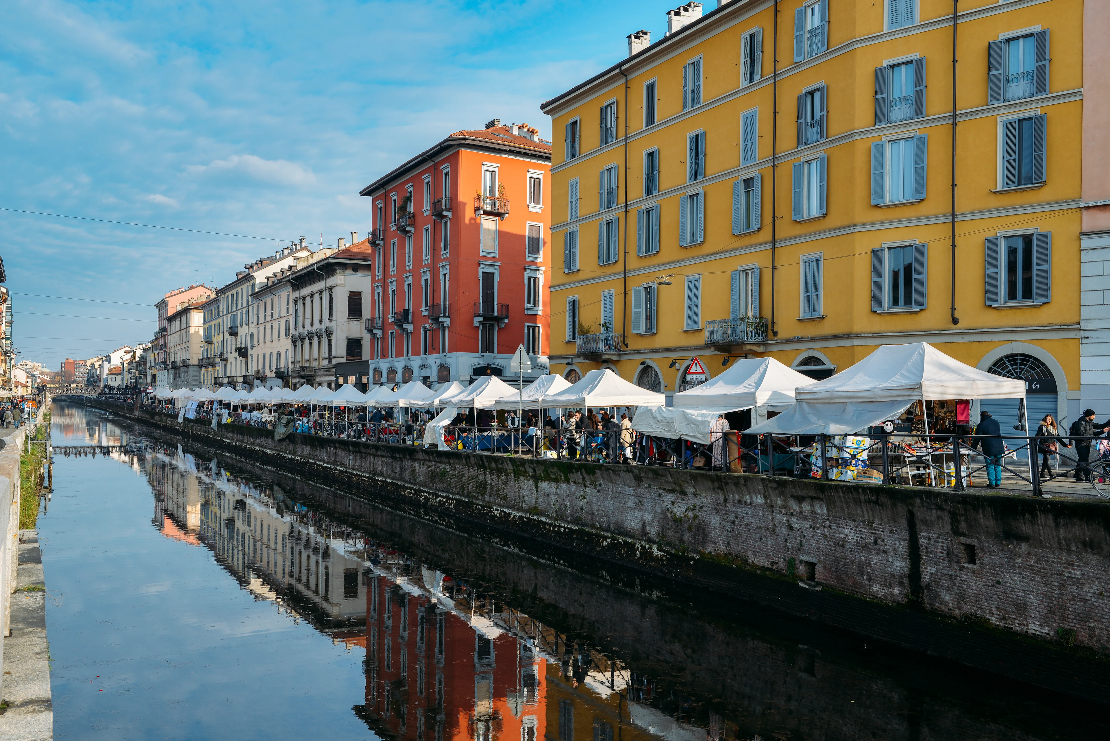 Loppmarknad längs kanalen vid Navigli i Milano