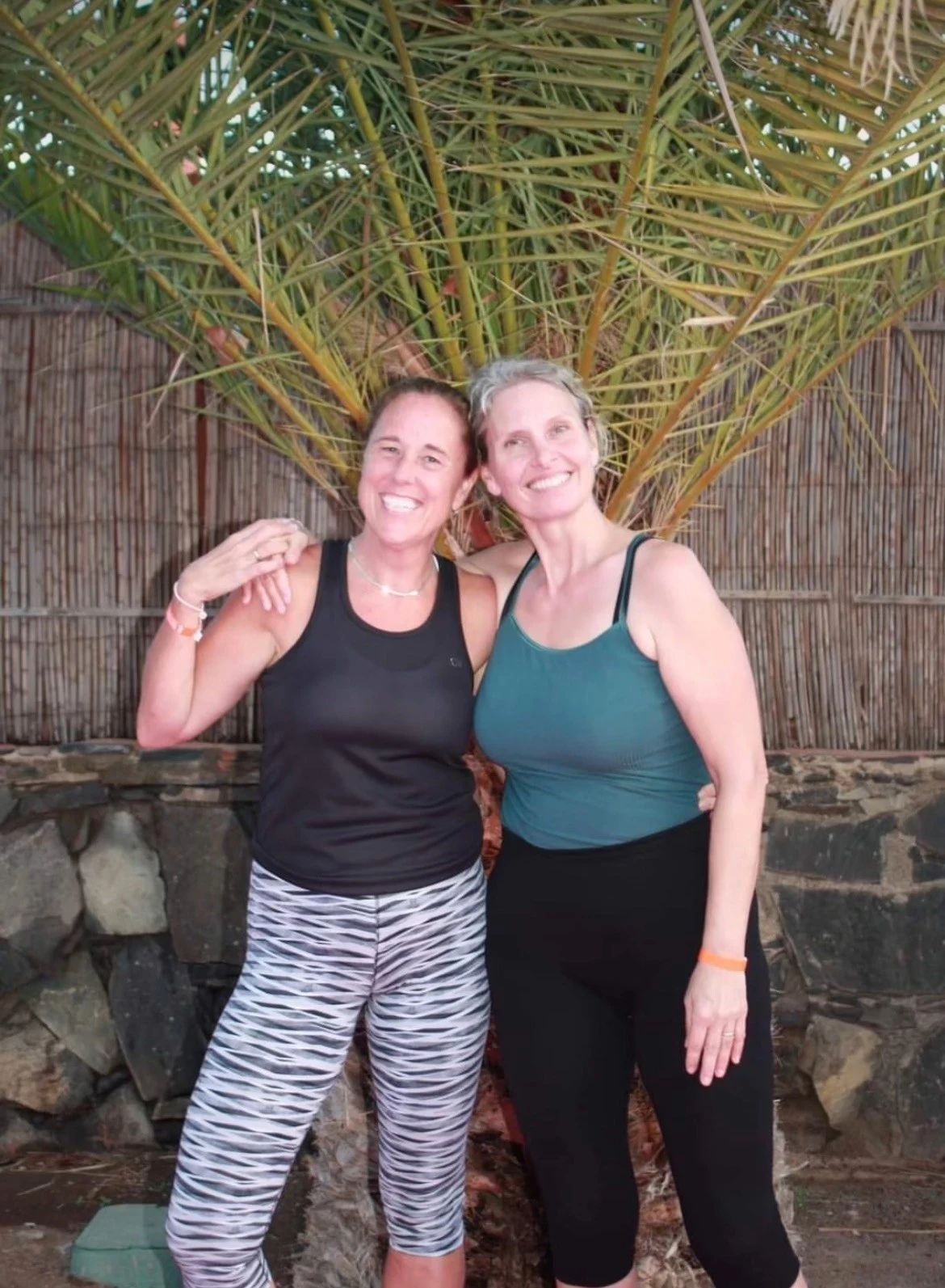 Anette og Gabriela foran er grønn plante