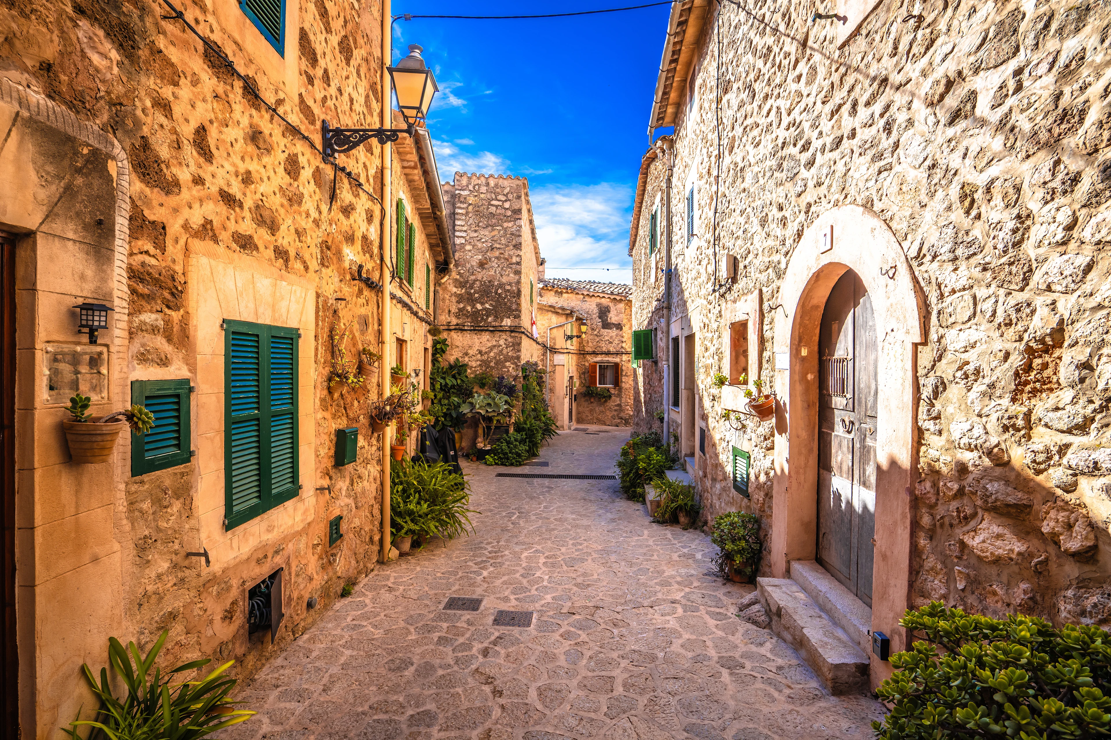 Charmig gata med stenfasader i Valldemossa, Mallorca