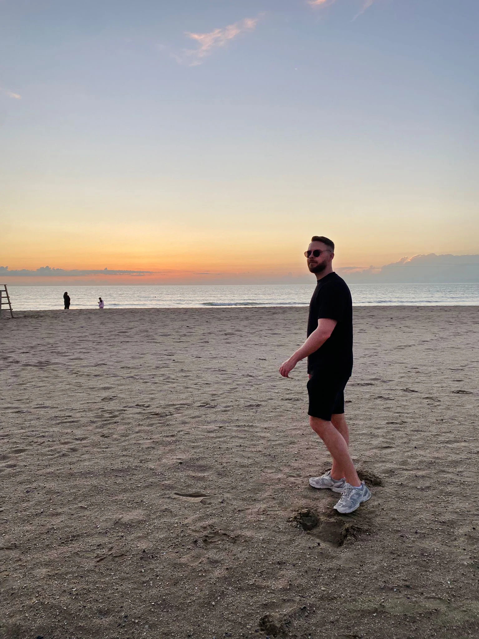 Alex på en strand i UAE