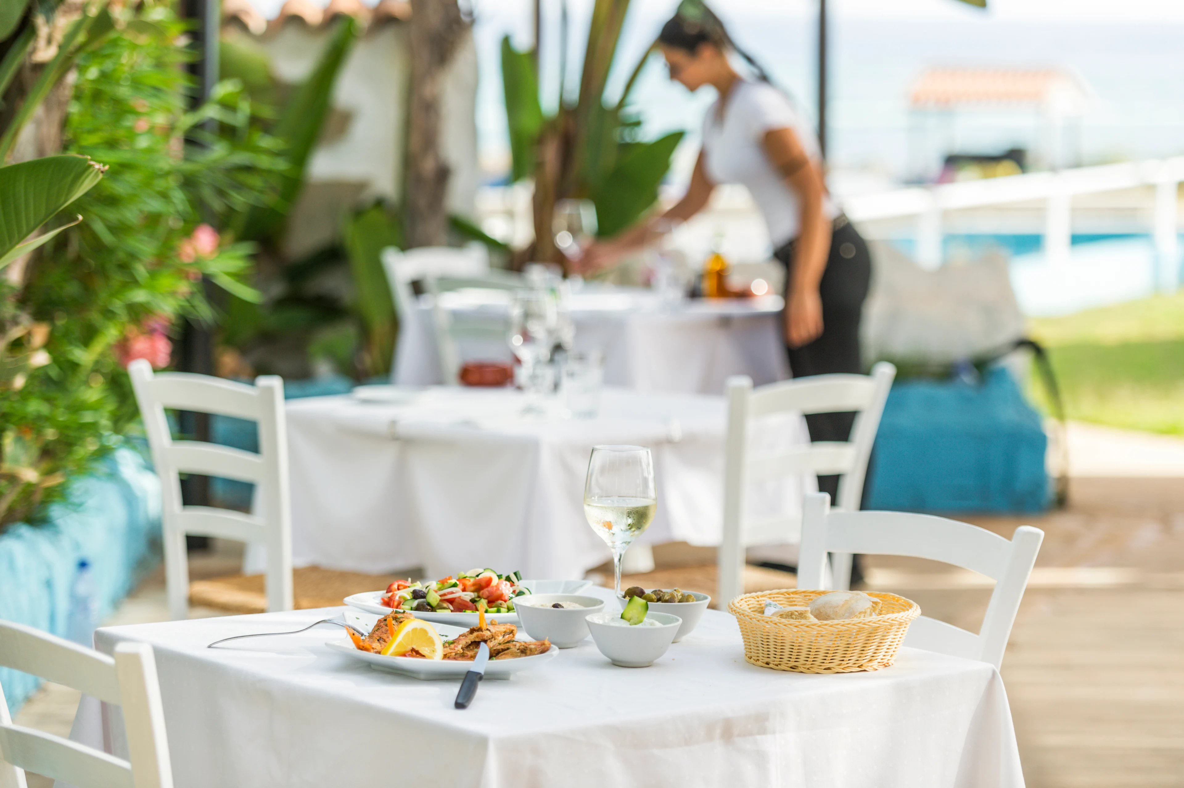 Uppdukat bord på en hotellrestaurang i Ayia Napa