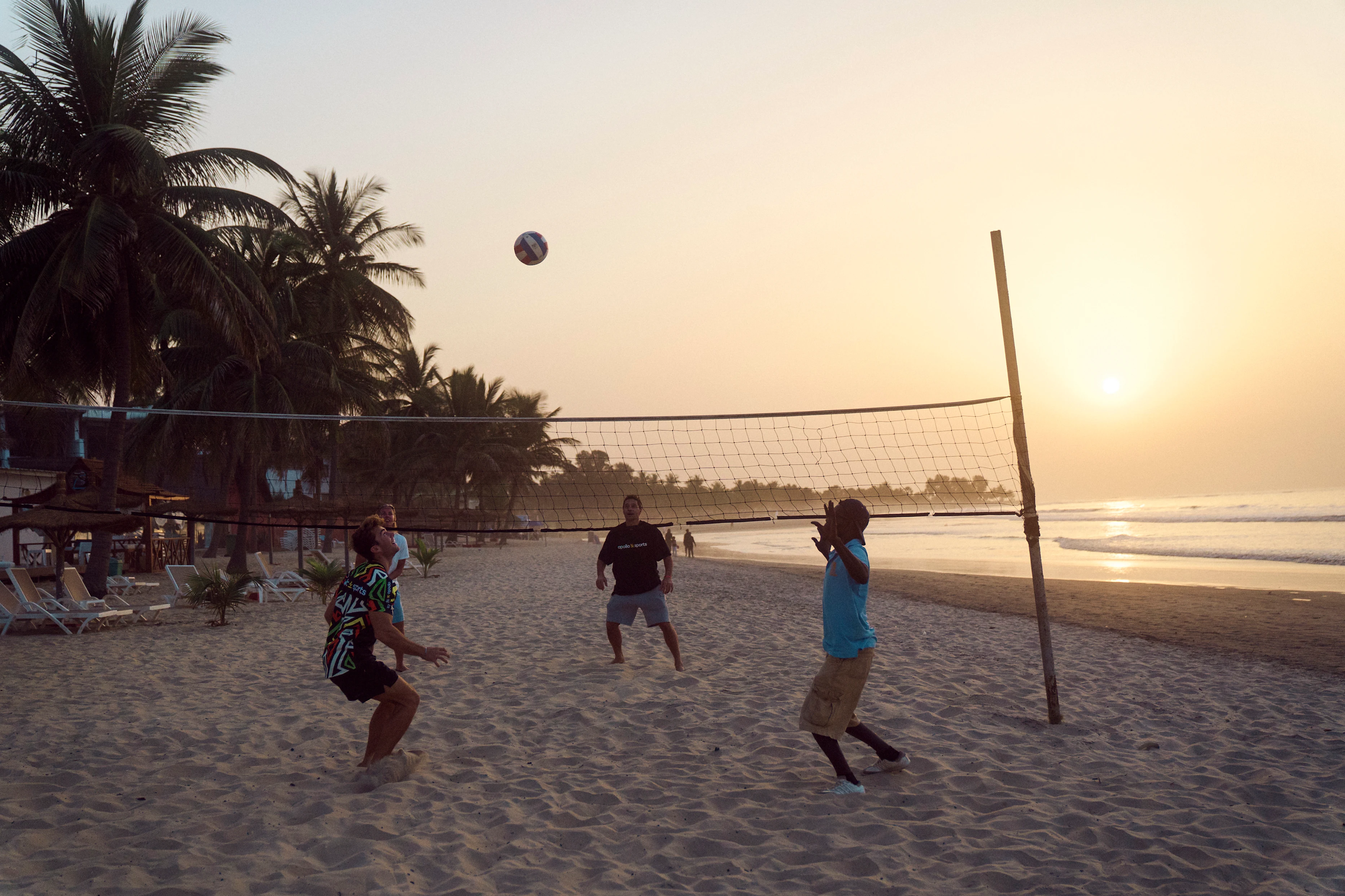Beachvolleyboll på stranden i solnedgången