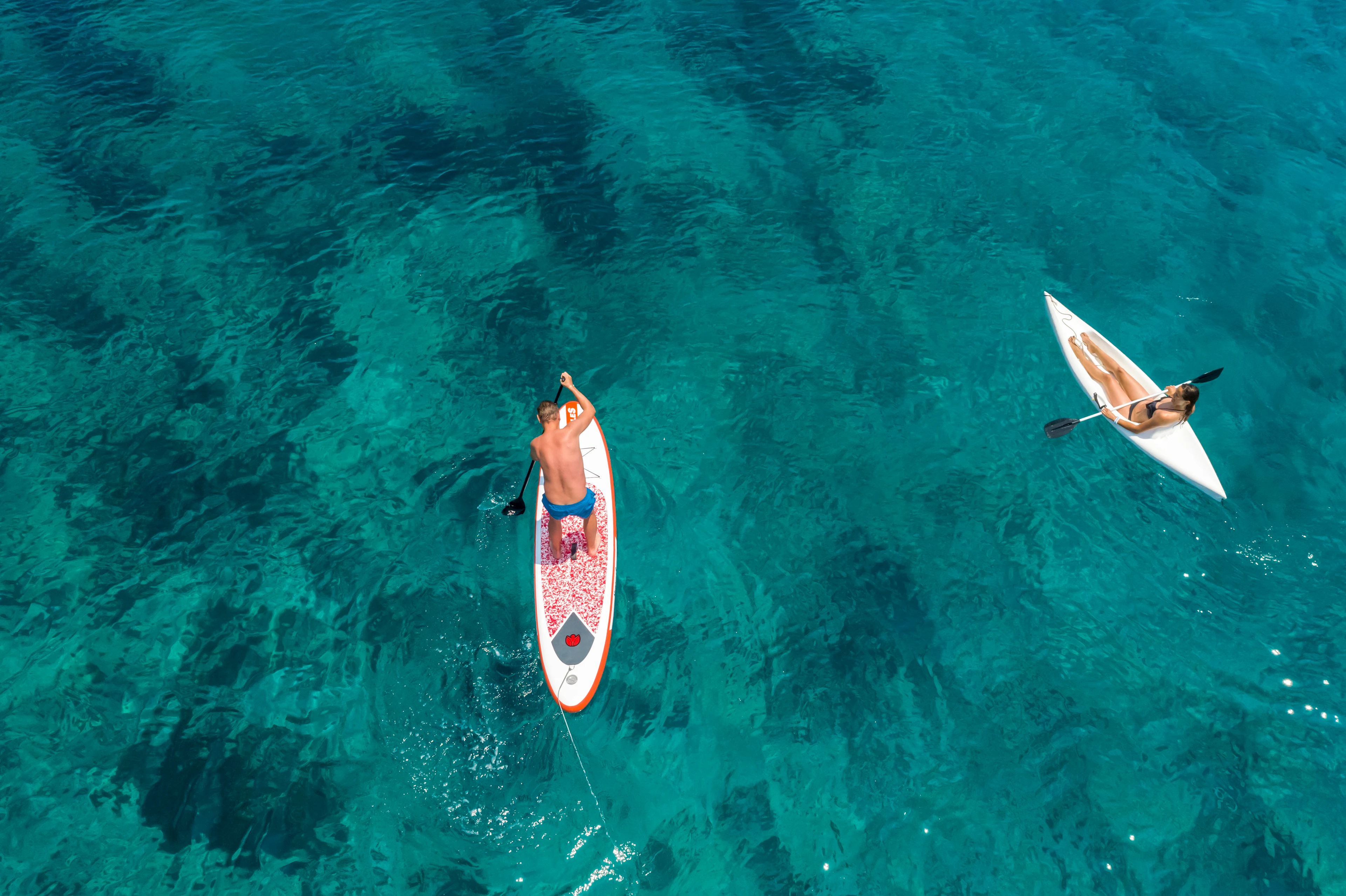 Två människor på surfbräda