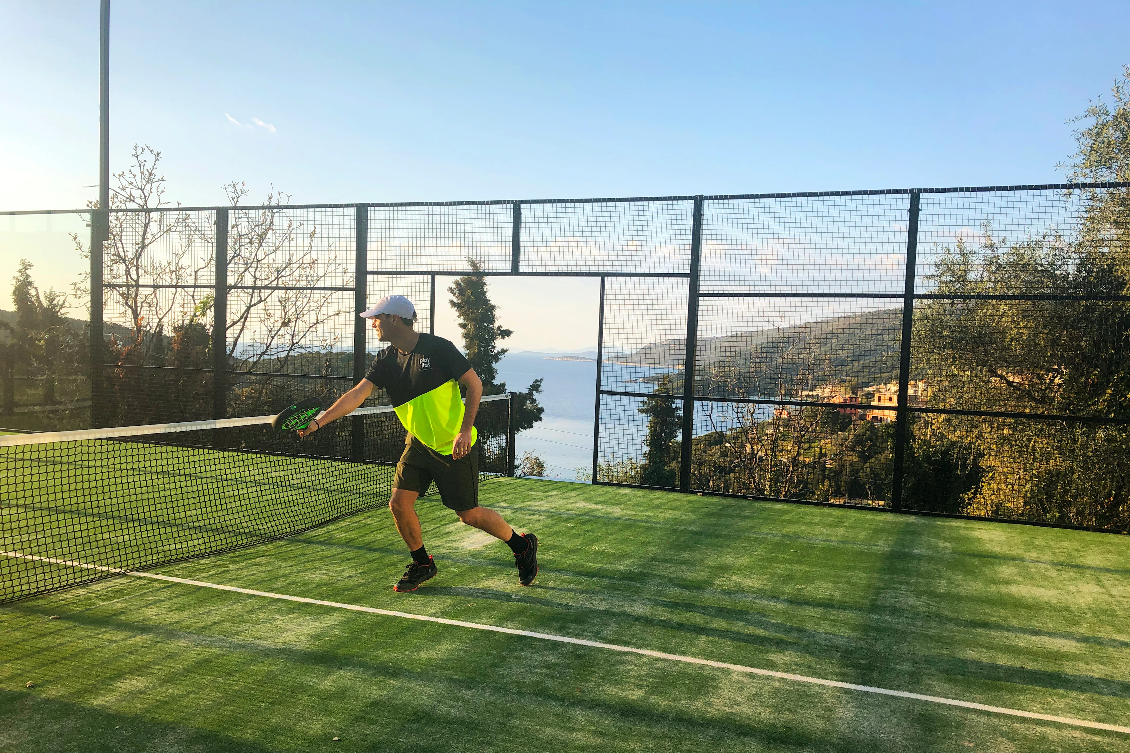 man som spelar padel utomlands