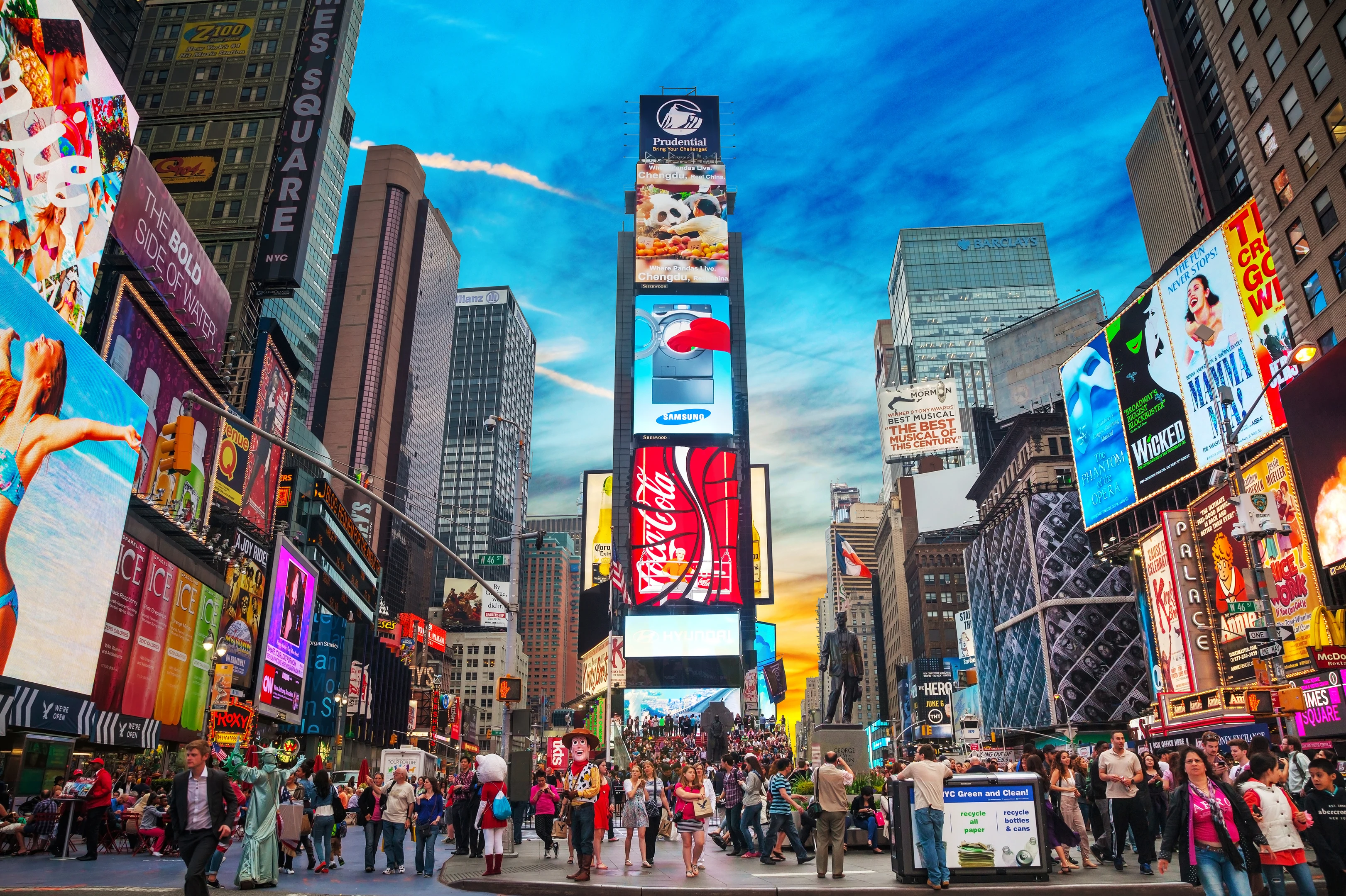 New Yorkin Times Squarella on valaistuja mainostauluja, pilvenpiirtäjiä ja ihmisiä.