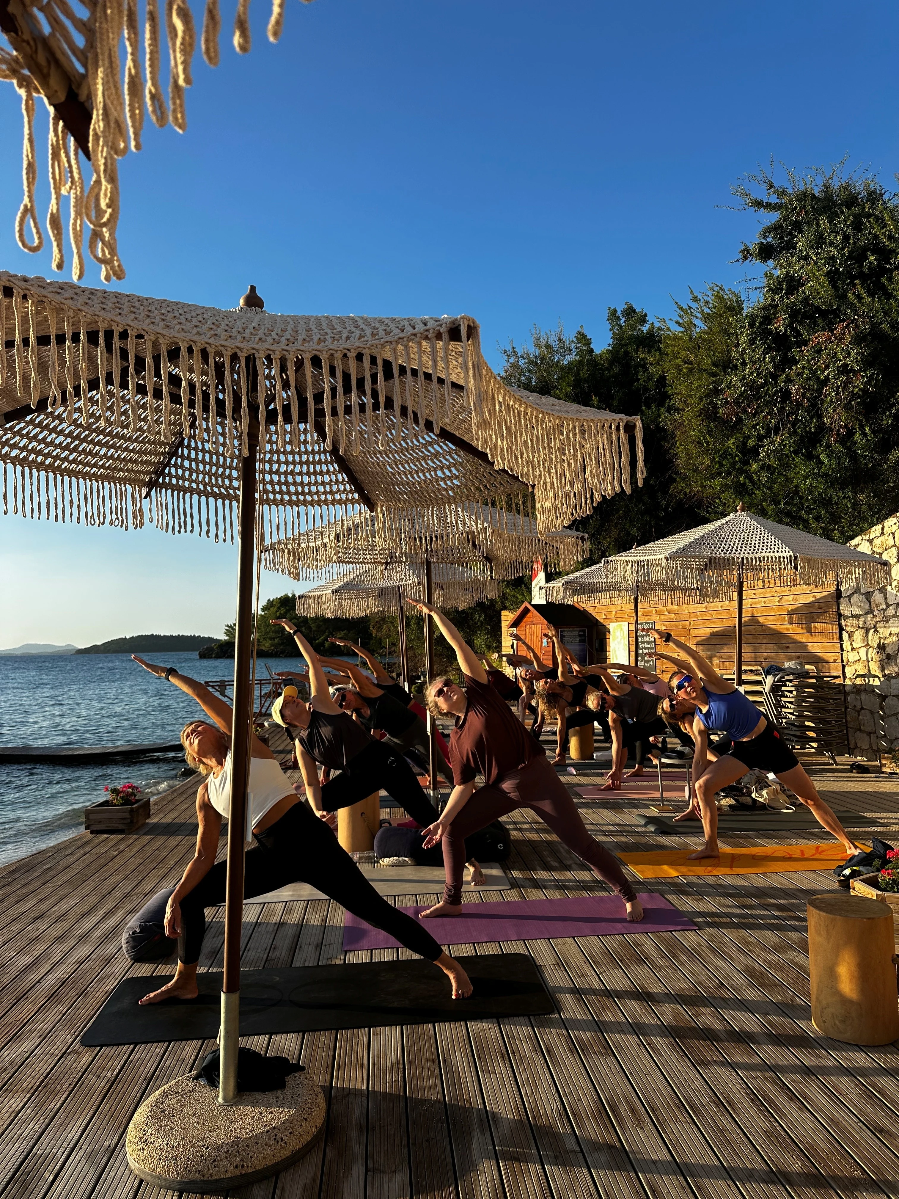 Yoga på bryggen på Porto Galini