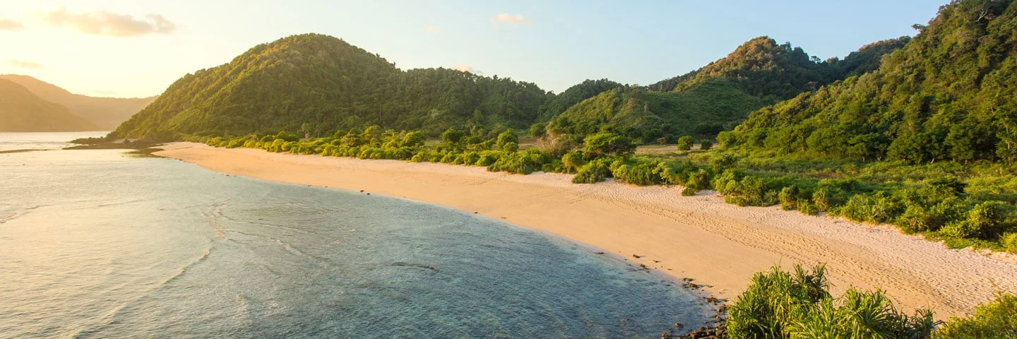 Sandstrand på Bali i vakre omgivelser