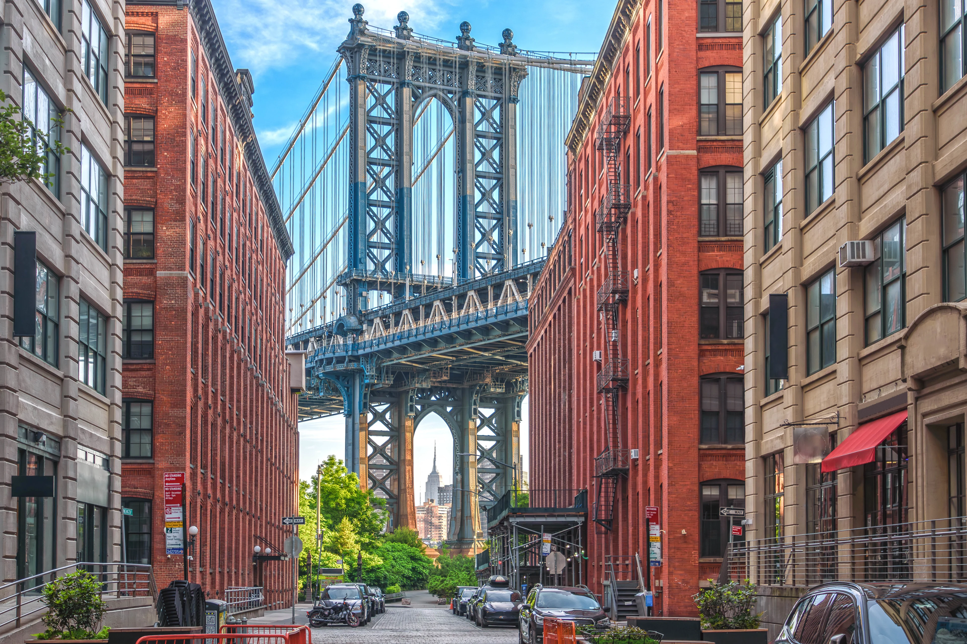 DUMBO i Brooklyn med Manhattan Bridge mellan de röda tegelbyggnaderna.