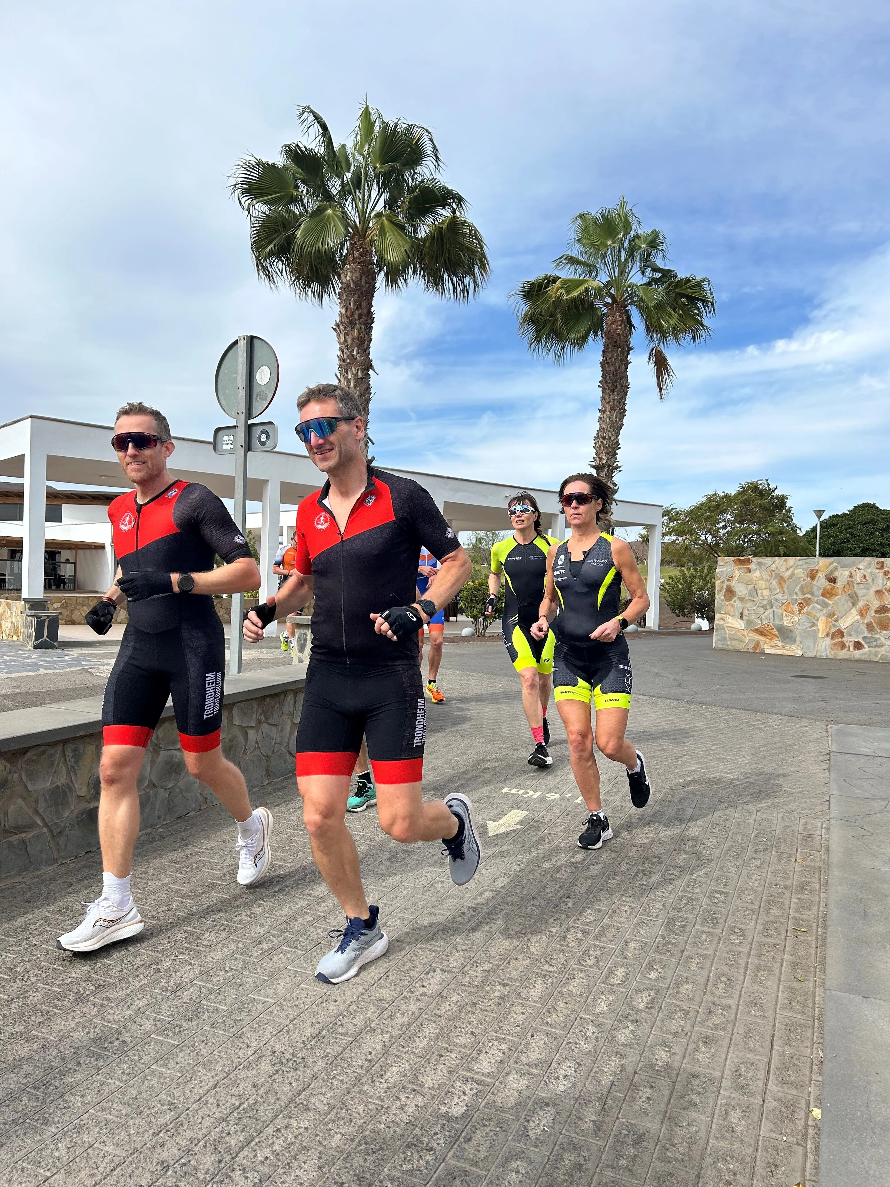 Triatleter som løper på Playitas Resort