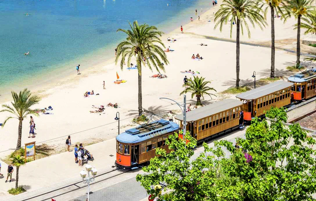 Et tåg vid stranden i Puerto de Soller