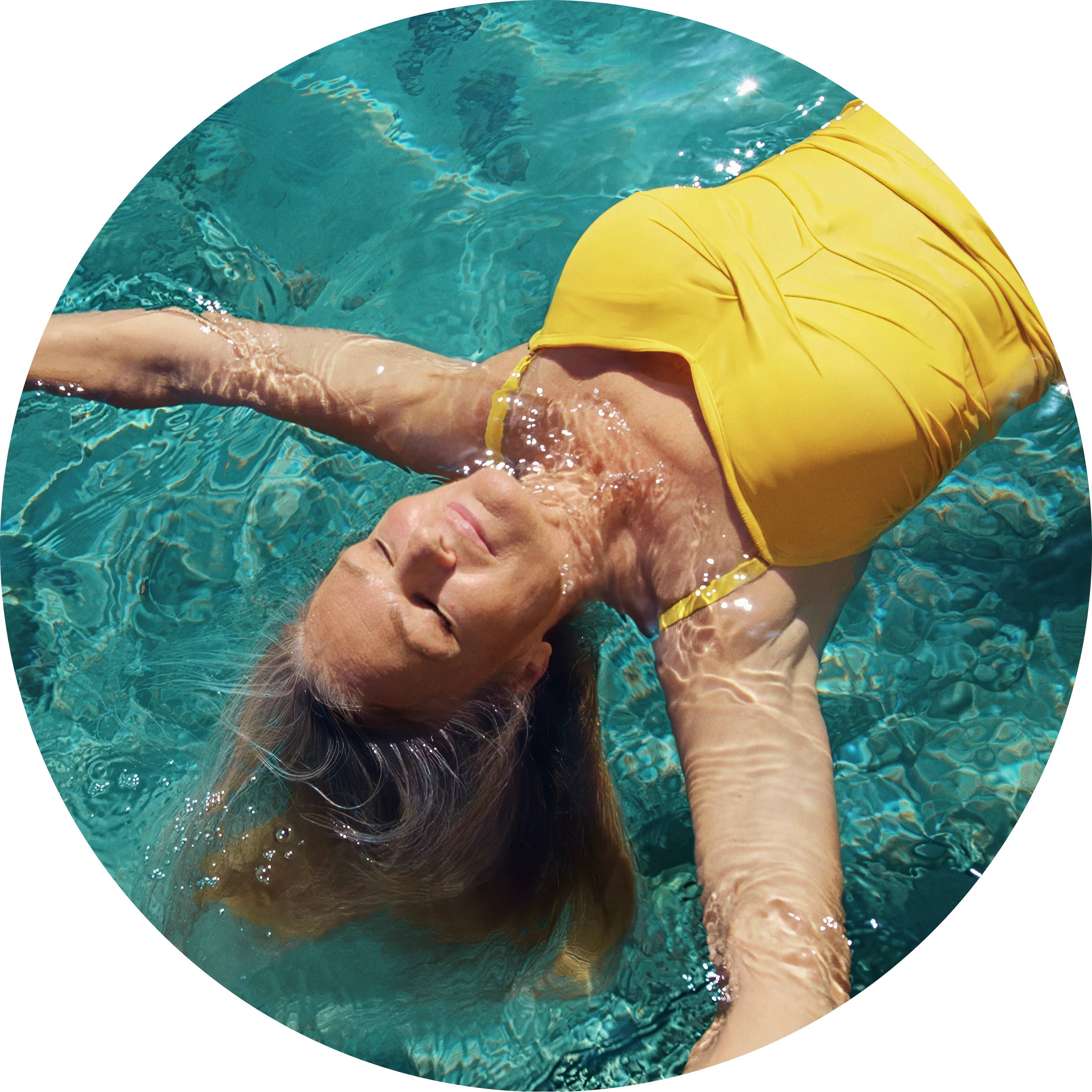 Keltaisessa uimapuvussa oleva nainen makaa selällään vedessä