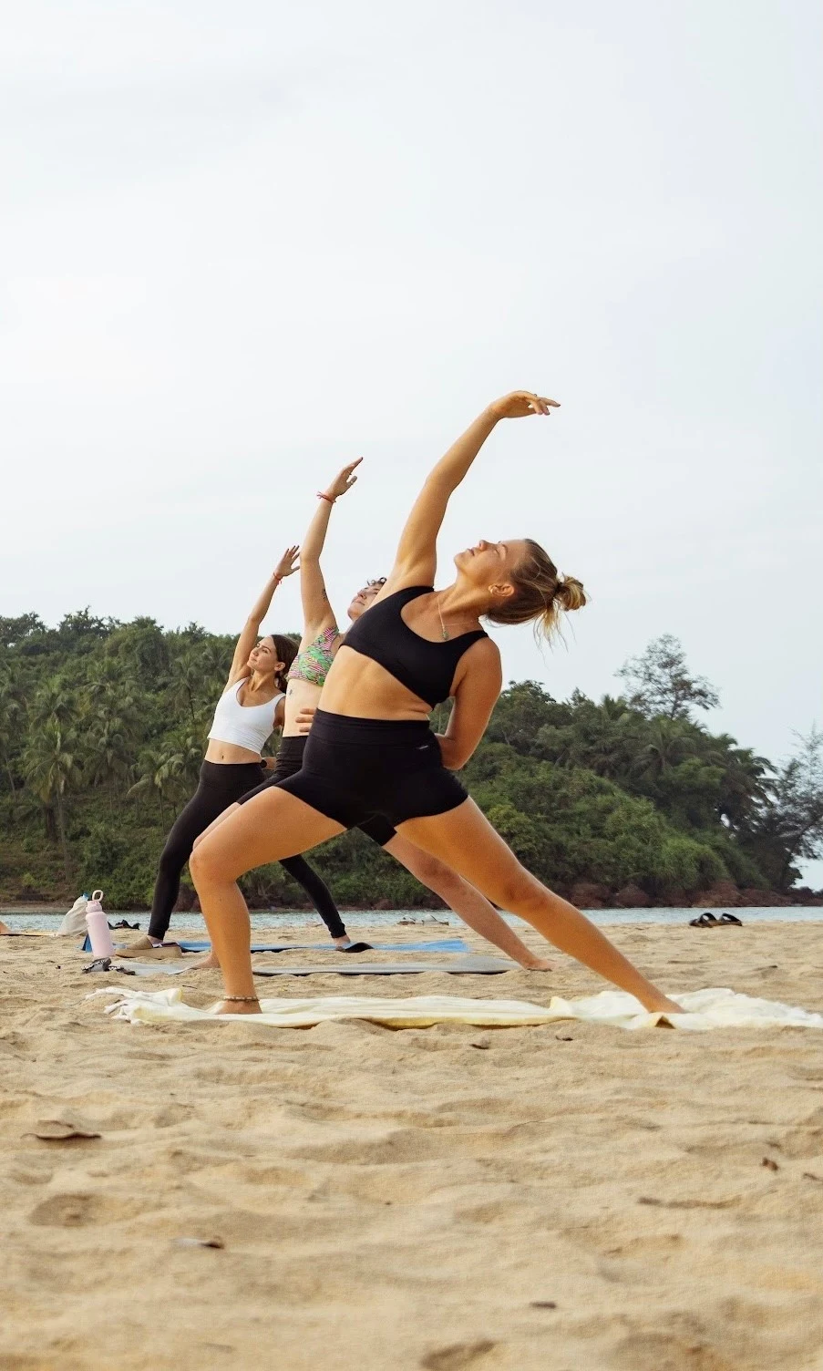 Kristine Lysdahl gör en yogapose på stranden