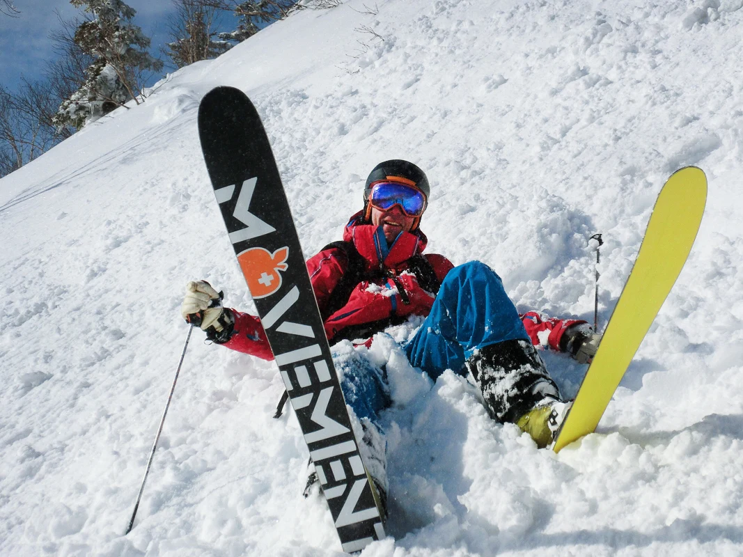 Skikjørere som koser seg i snøen