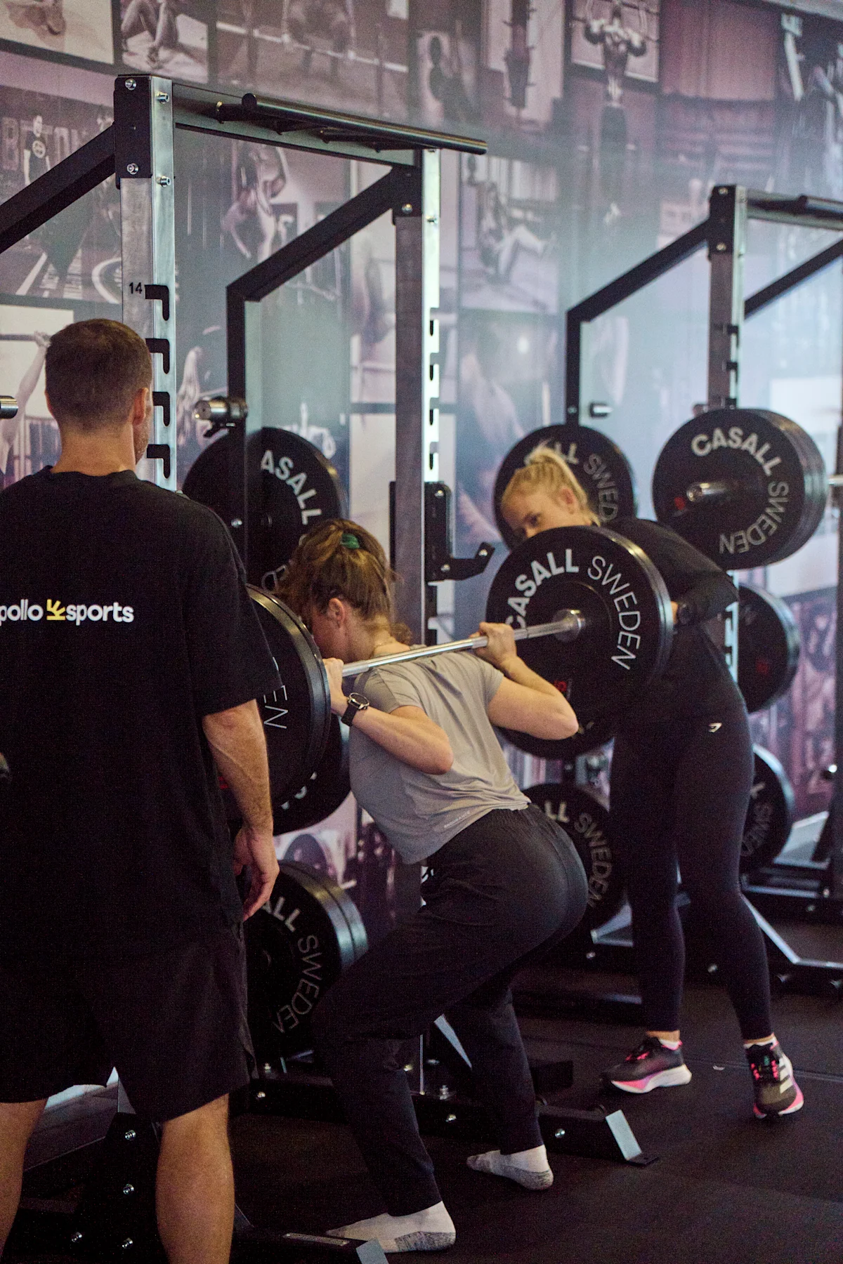 folk der træner i et fitnessrum