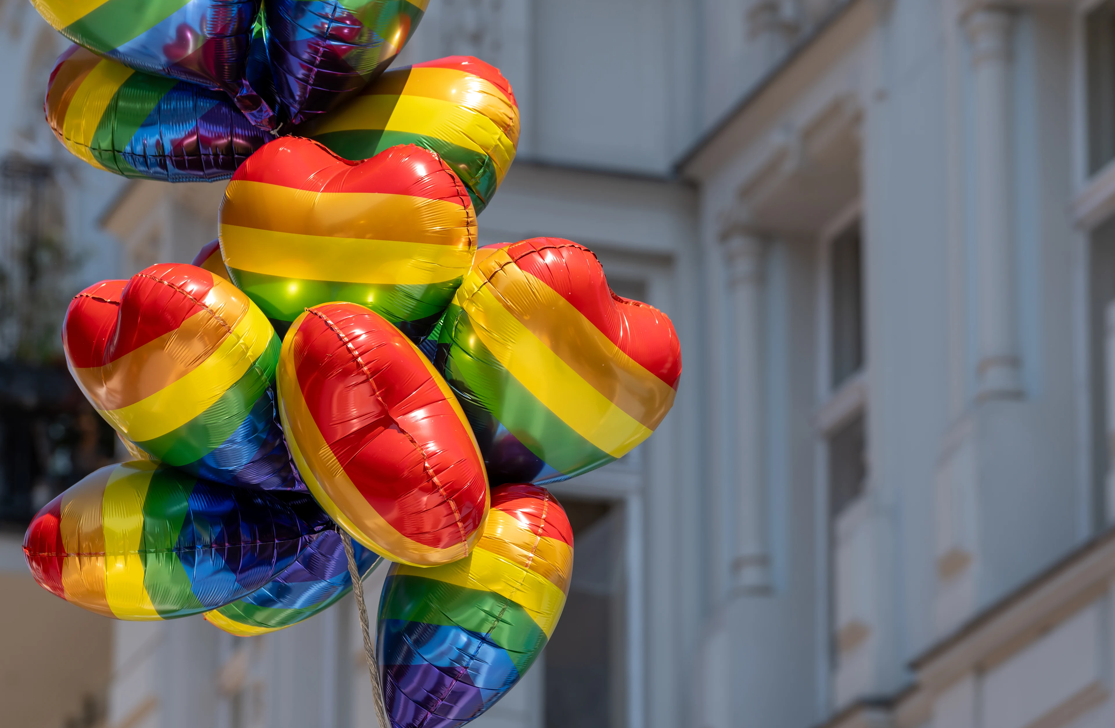 Hjärtformade ballonger i regnbågsfärger