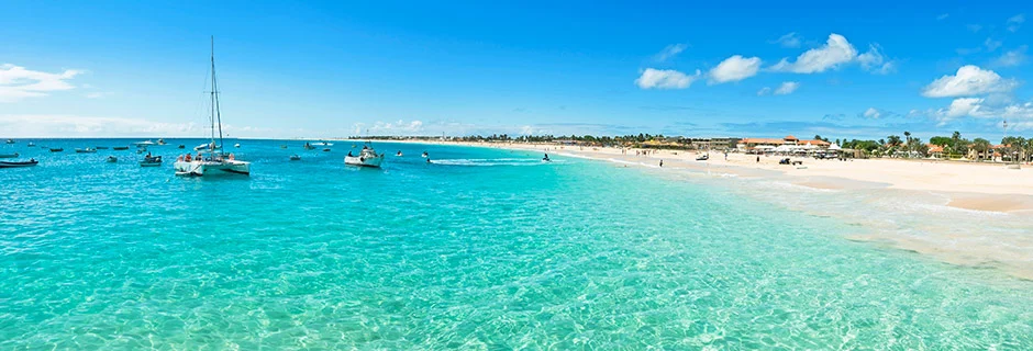 Strand och båtar