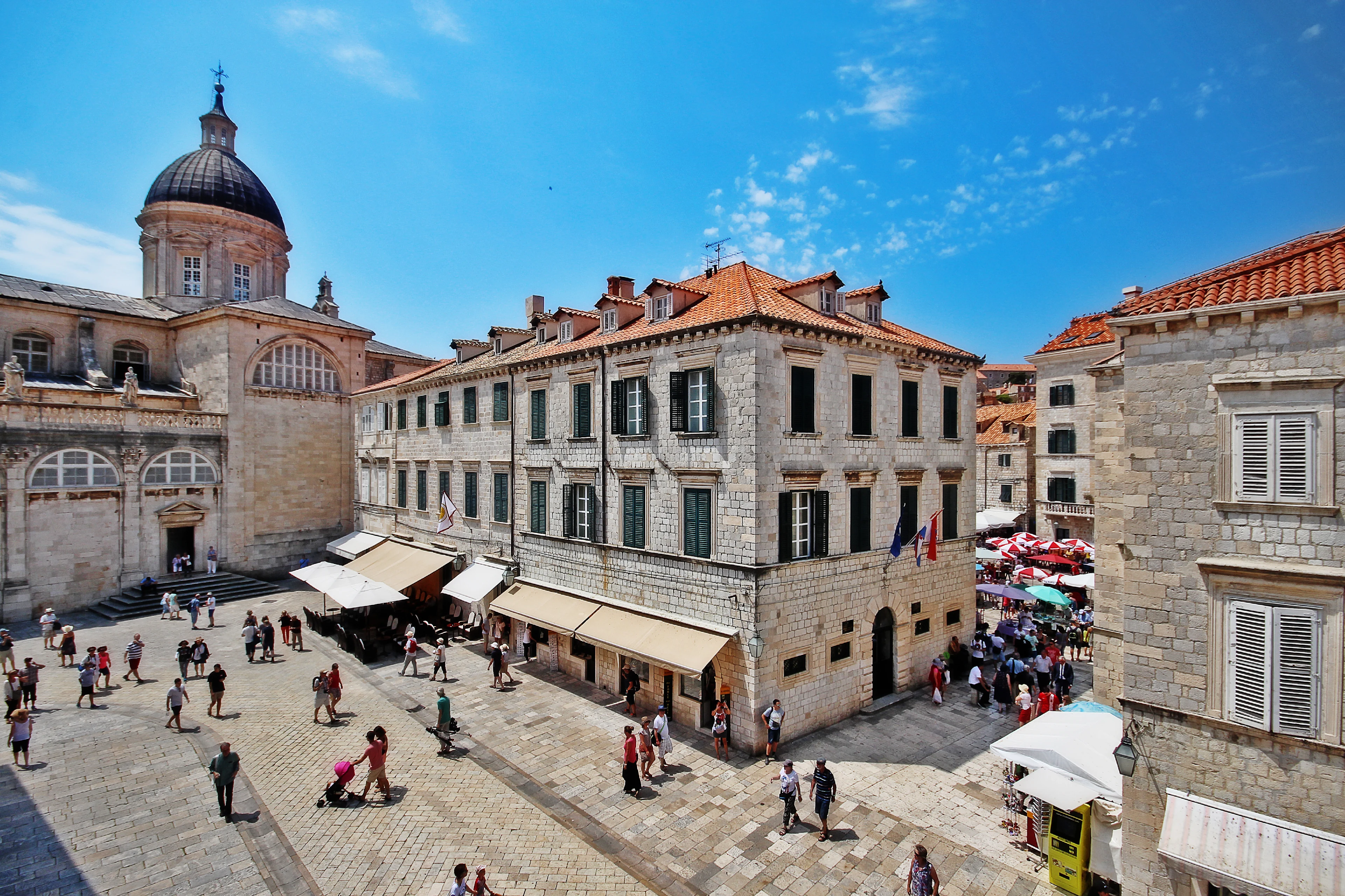Gamlebyen med butikker og kirketårn i Dubrovnik