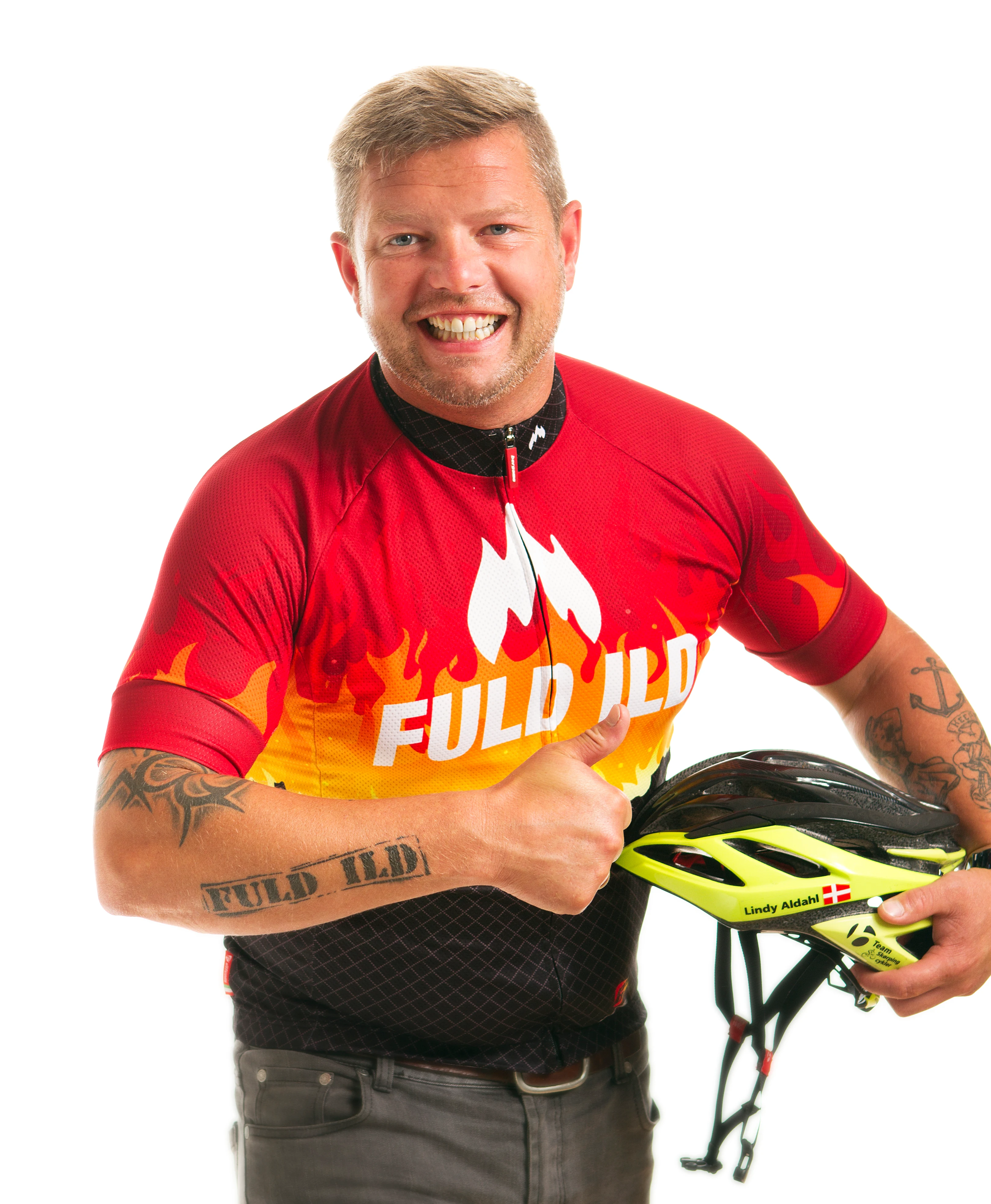 Lindy Aldahl fra Rigtige mænd profilbillede i cykeltøj og med gul cykelhjelm i hånden med hvid baggrund.