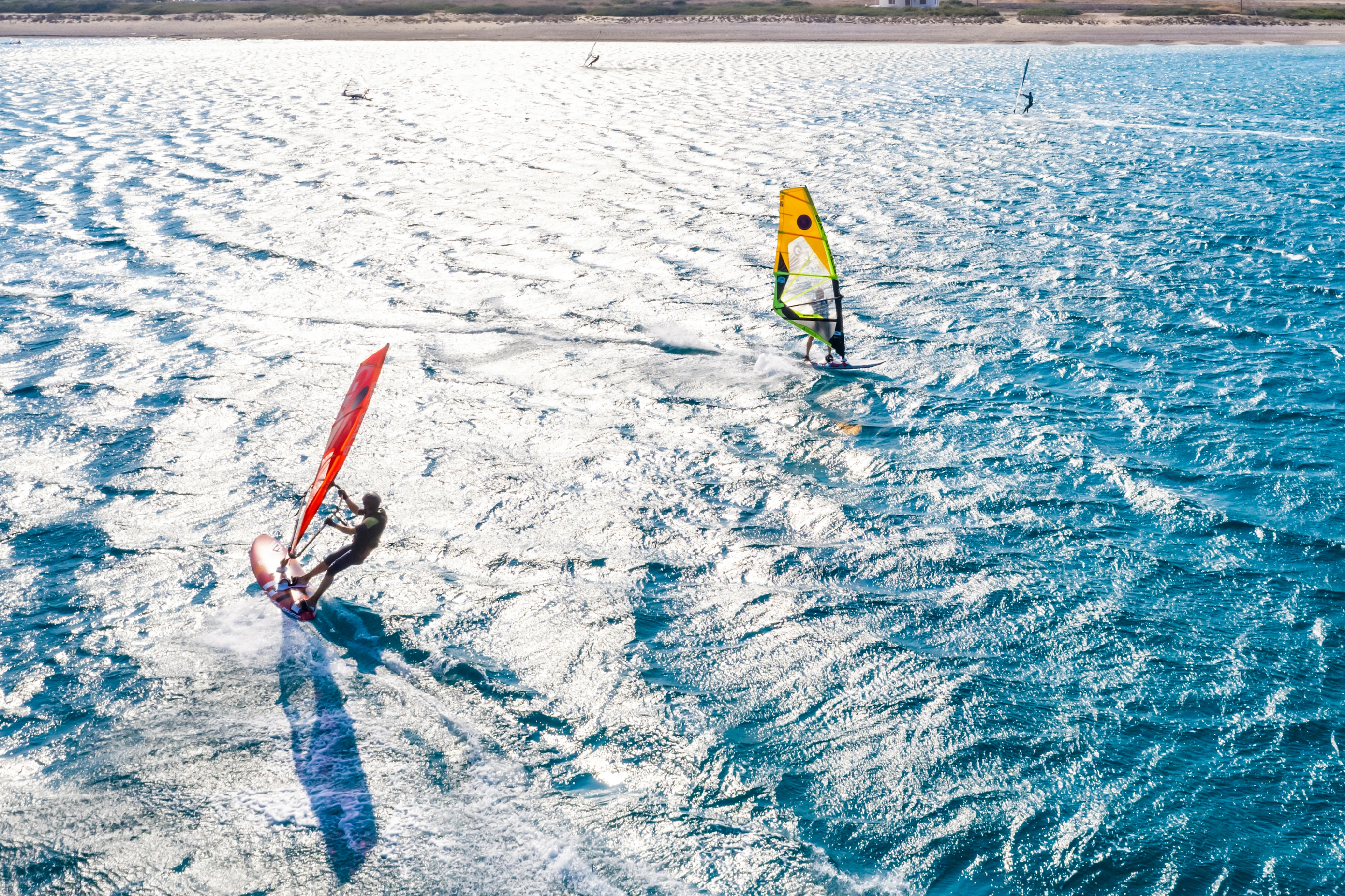 to windsurfere på sjøen