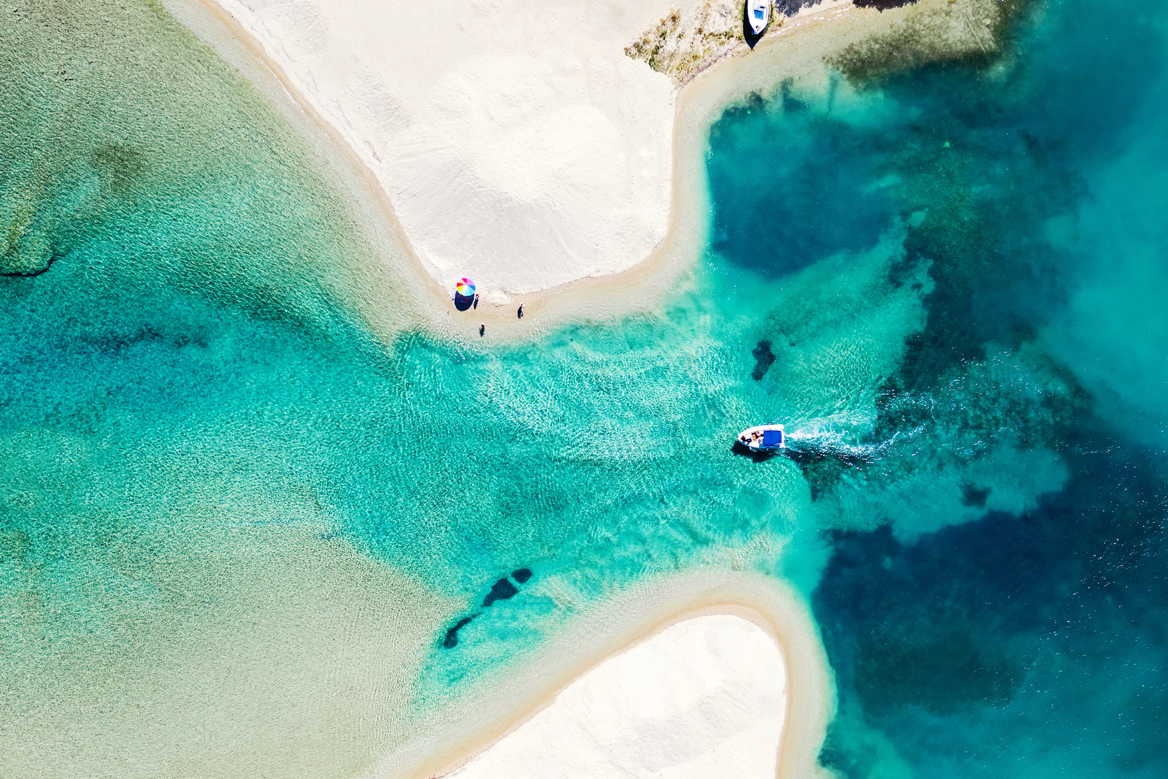 Drönarbil över turkost vatten i Halkidiki
