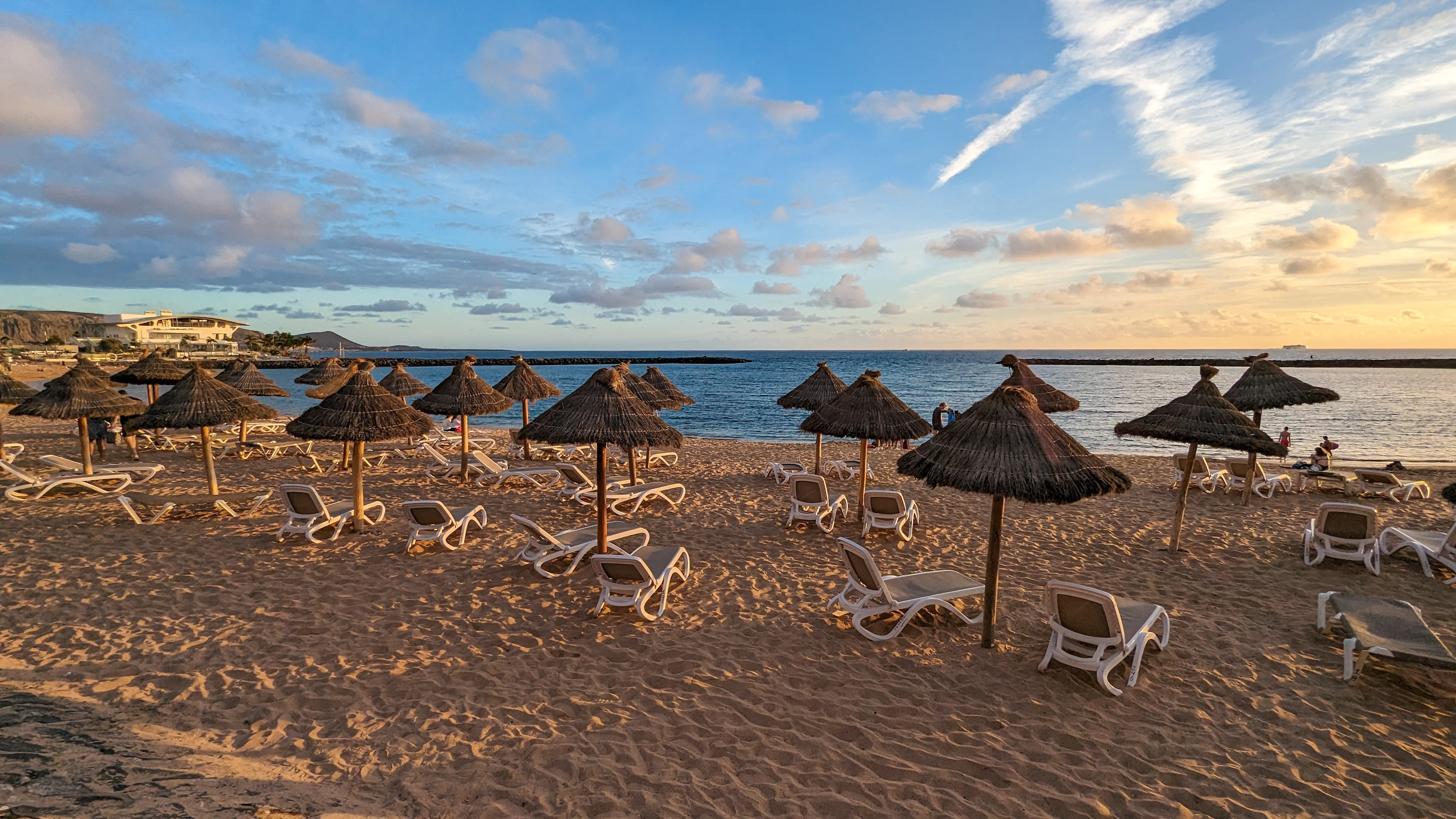 Vacker sandstrand med parasoller i Playa de las Americas på Teneriffa