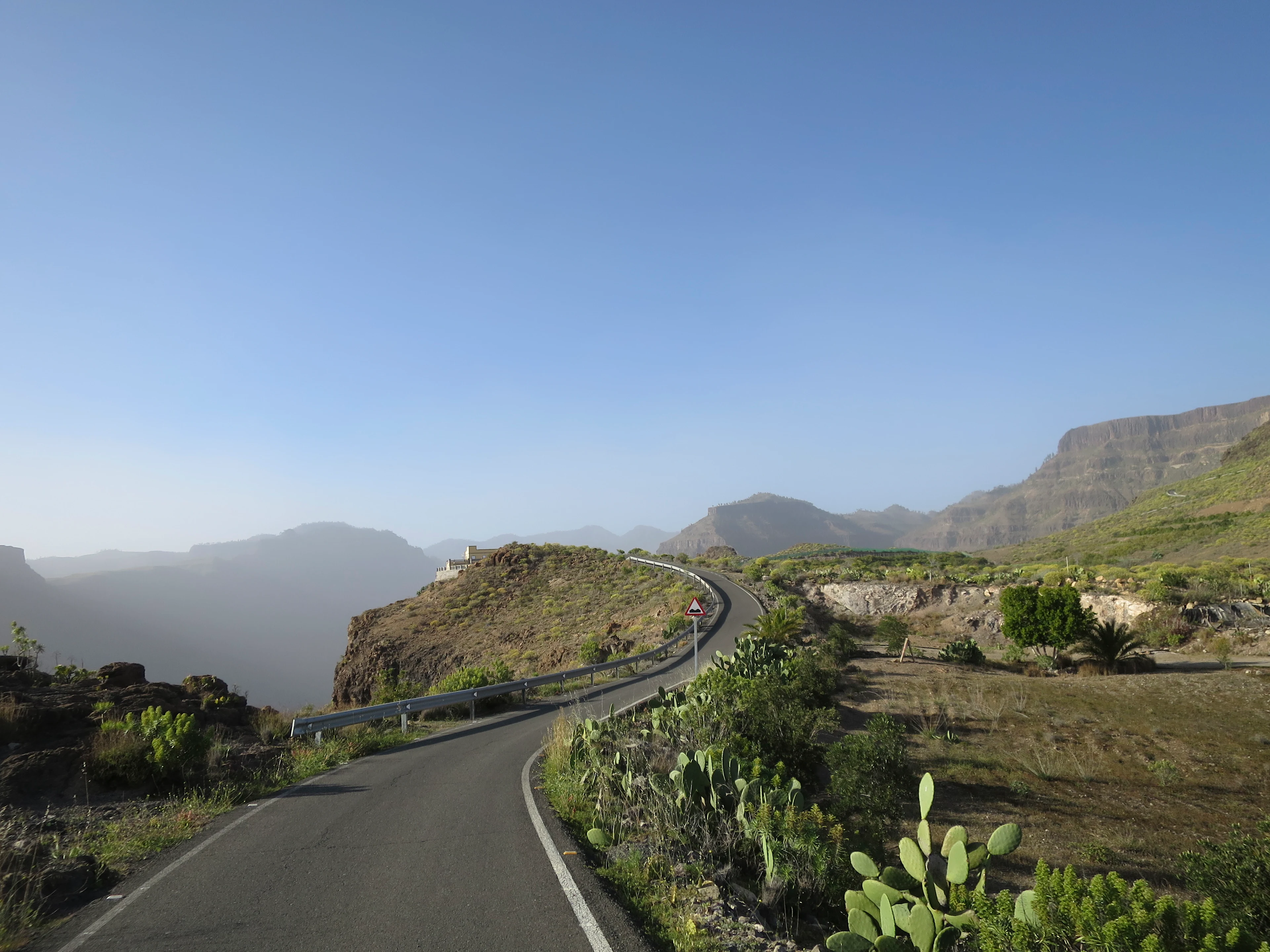 Landsväg på Gran Canaria med Kaktusar längs med vägkanten