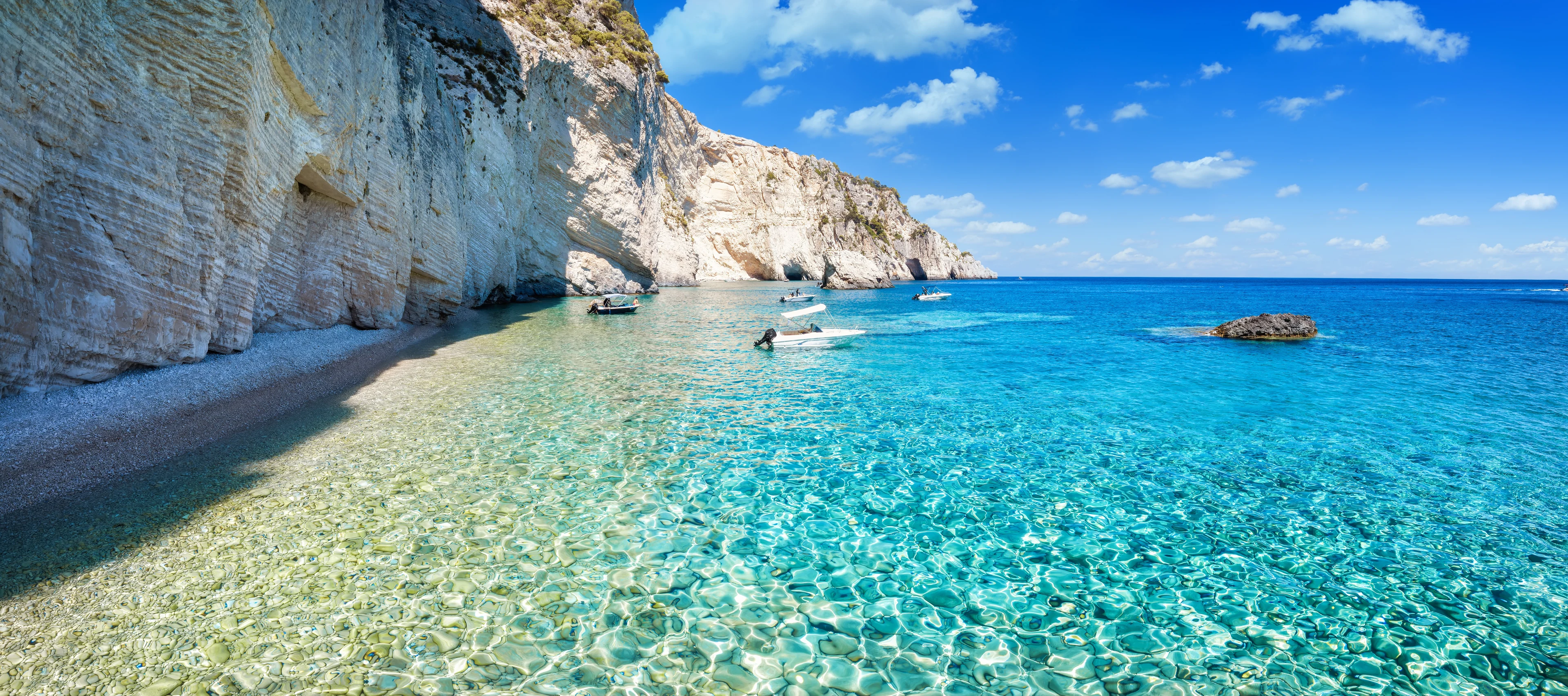 keri området på zakynthos med små båtar på turkost hav