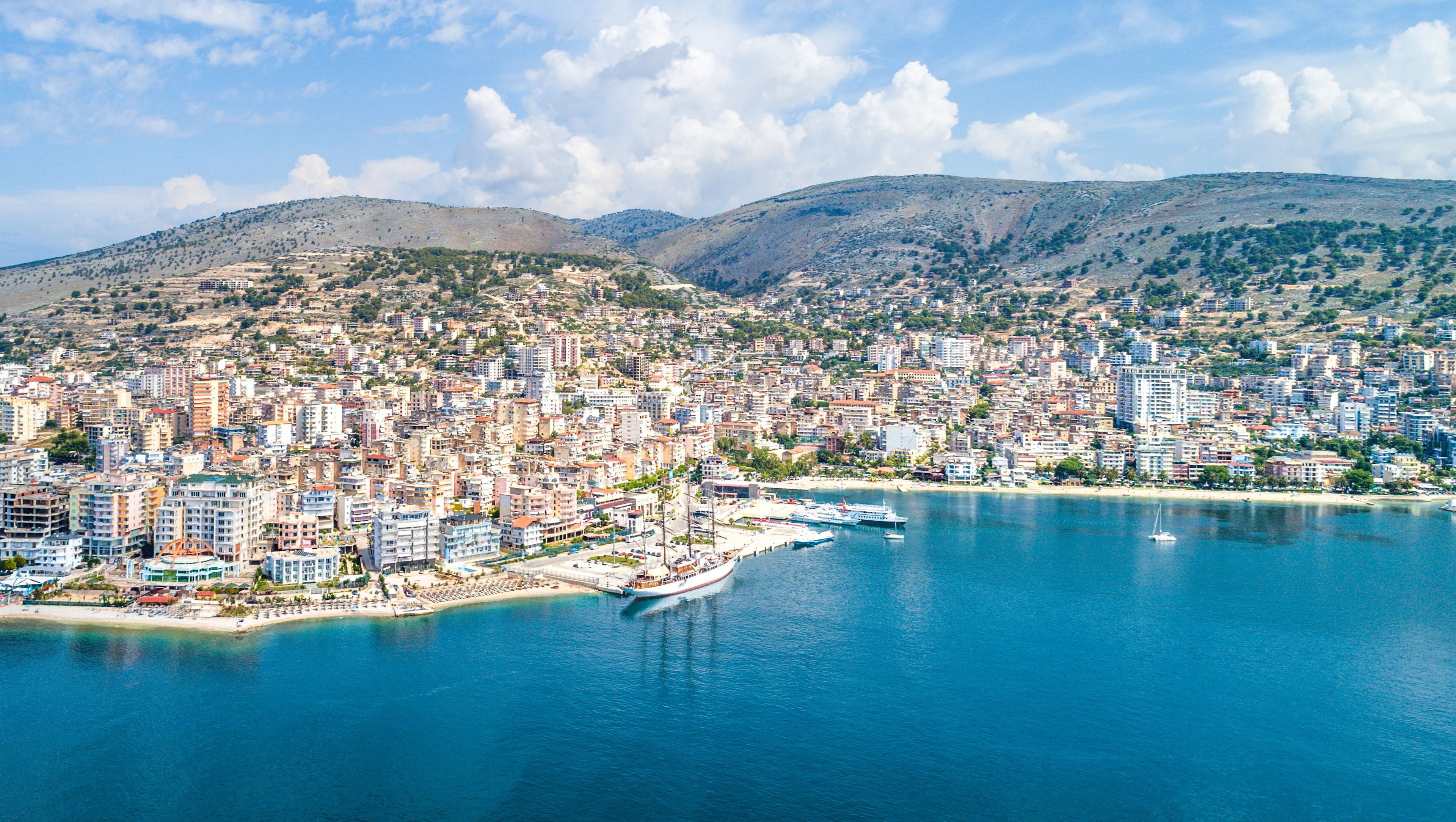Drönarbild på Saranda stad