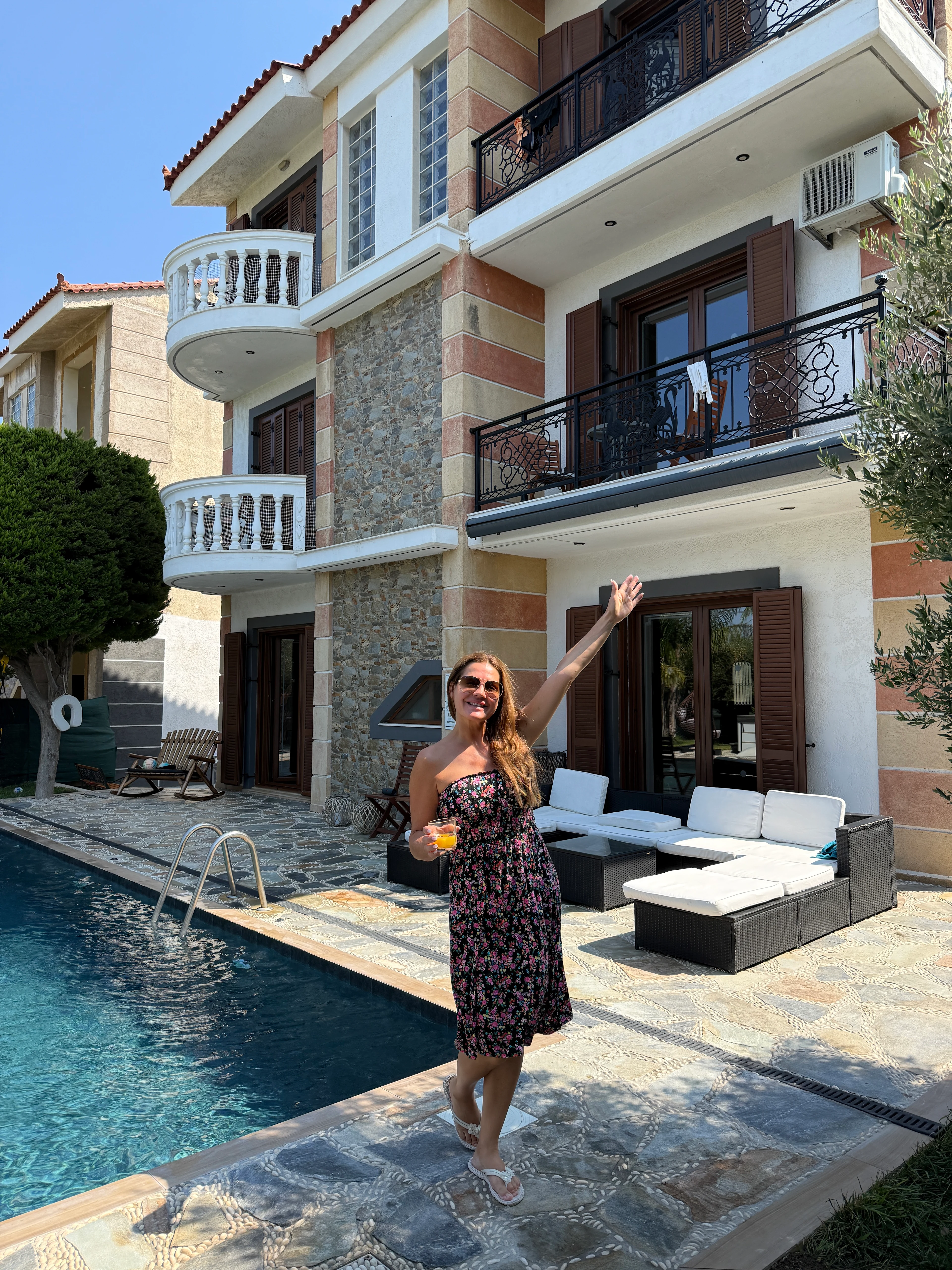 Johanna Toftby med ett glas apelsinjuice på Sun Dream Villa i Ialyssos