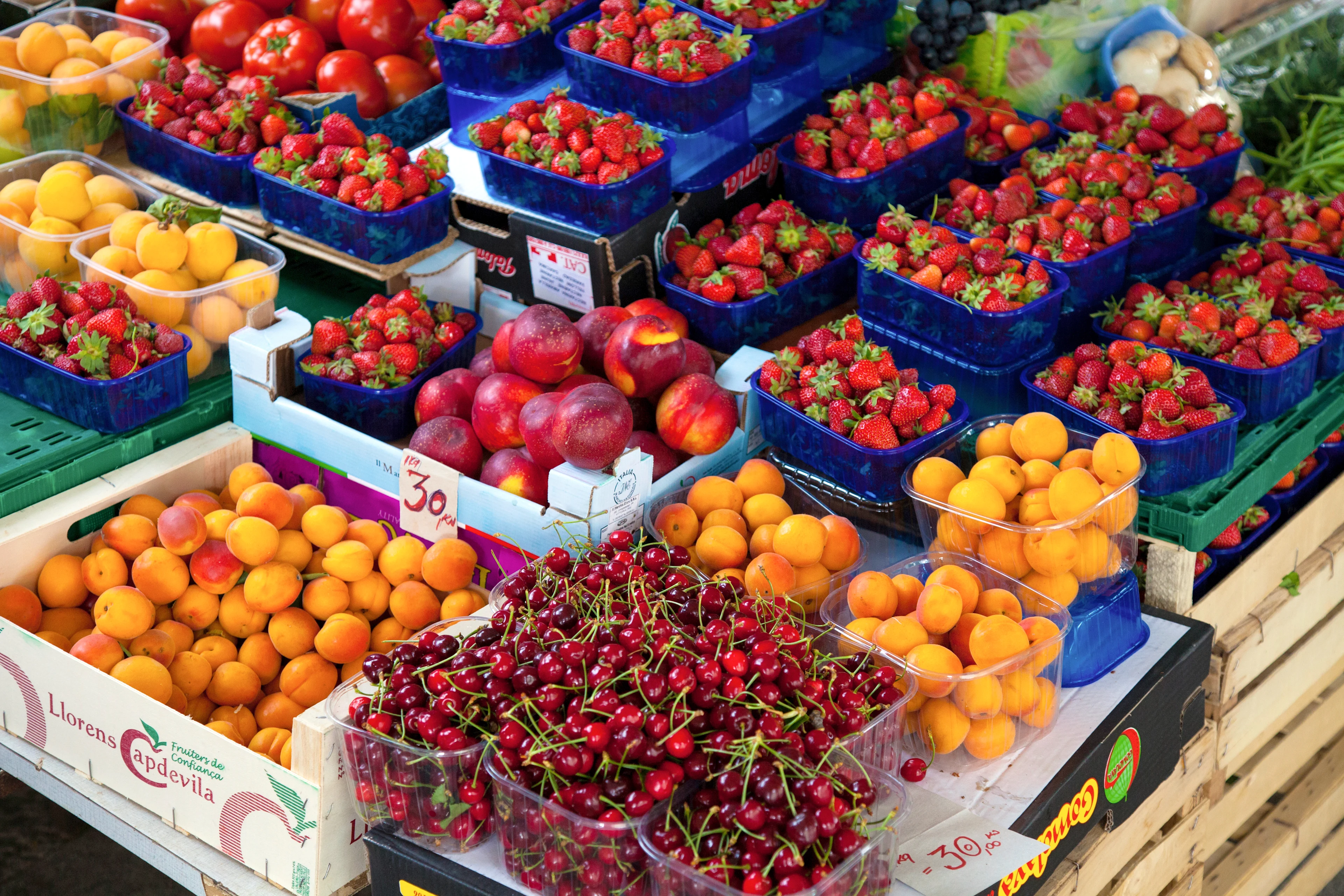 Frukter som ligger i en korg på en marknad