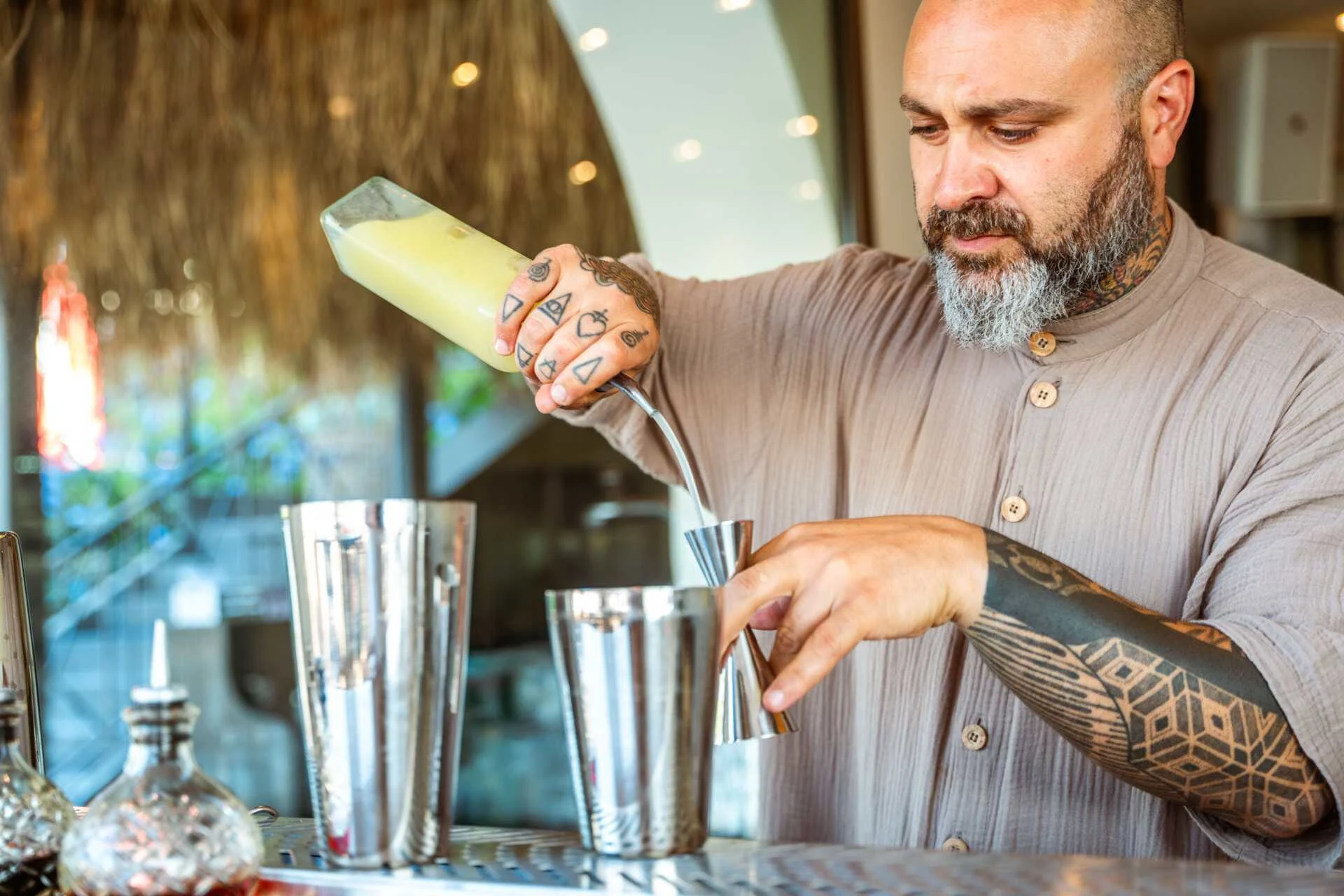 Bartender som blandar drinkar på hotellet Filakas i Sivota