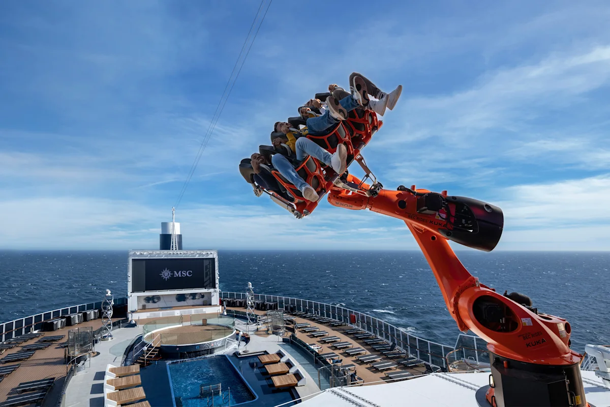 En åkattraktion som ser ut som en robot arm som kastar runt människor i luften