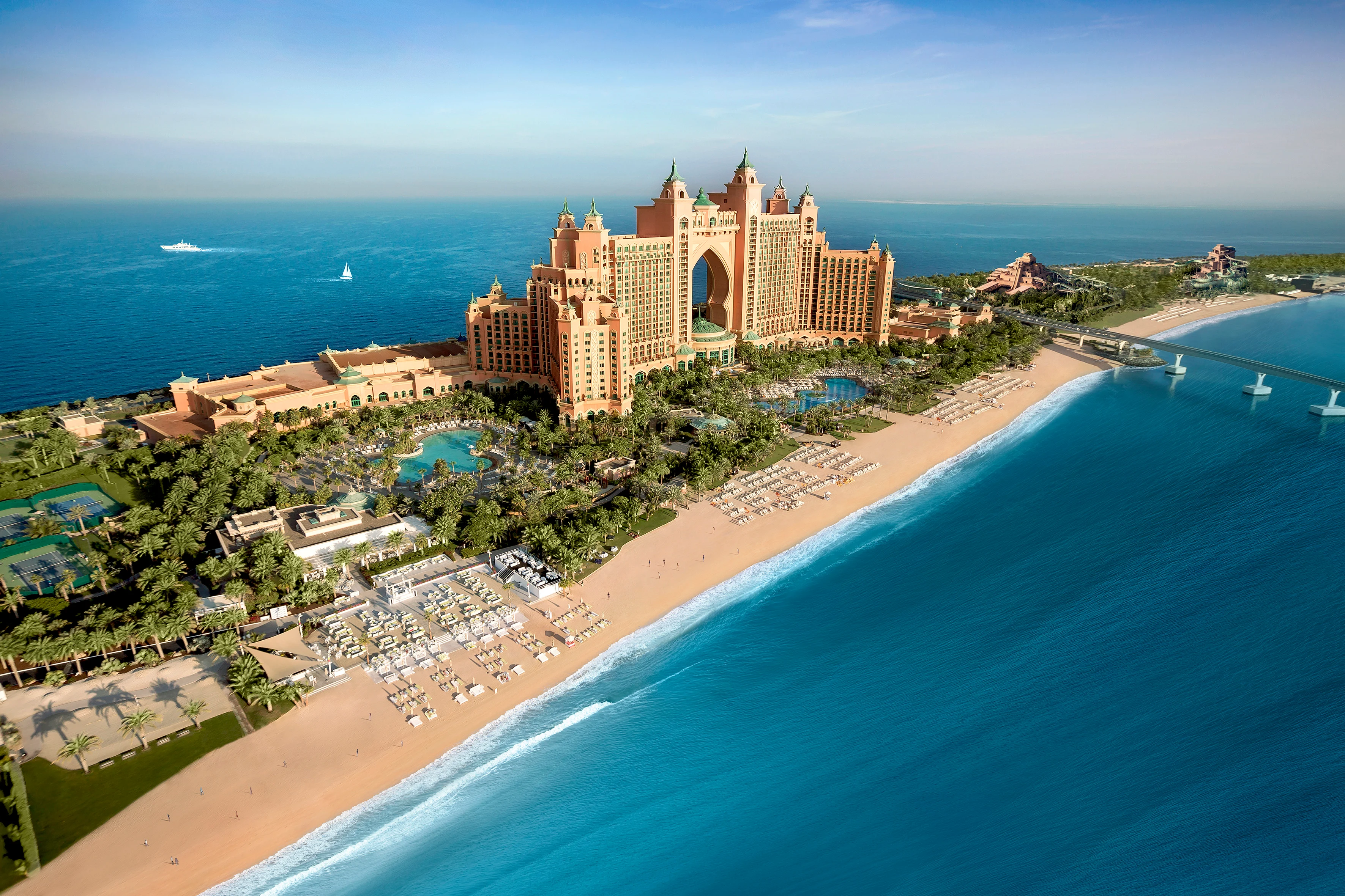 Näkymä rannalle ja ikoniseen Atlantis the Palm -hotelliin Dubaissa