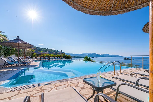 Ett vackert poolområde med utsikt över havet