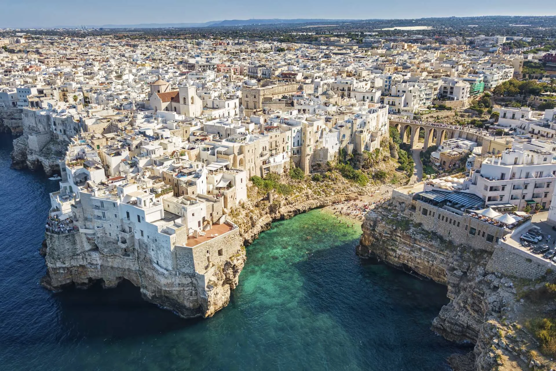 En oversigt over Puglia med by, hav og en lille strand
