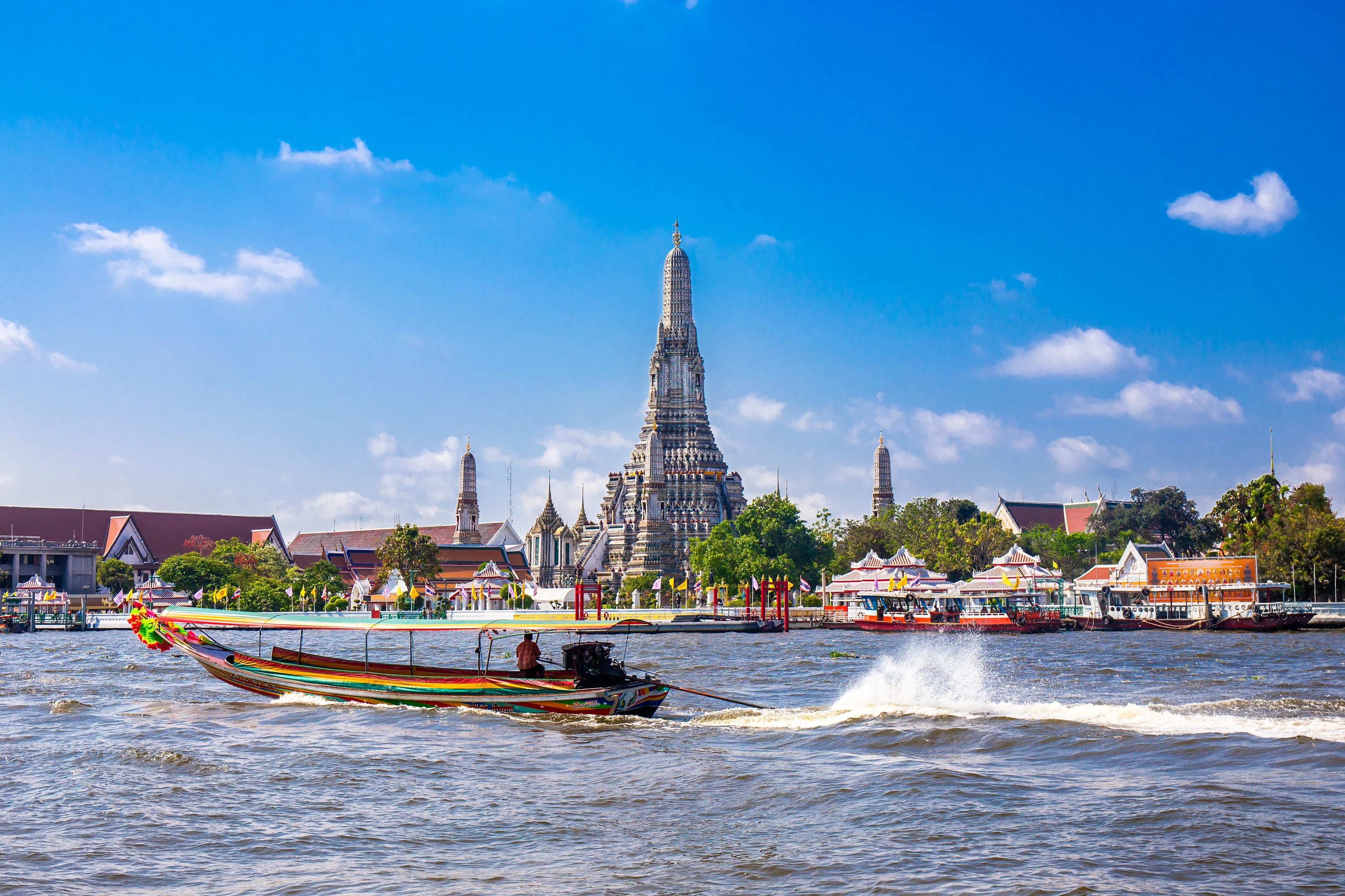 Båt på Chao Praya-floden i Bangkok