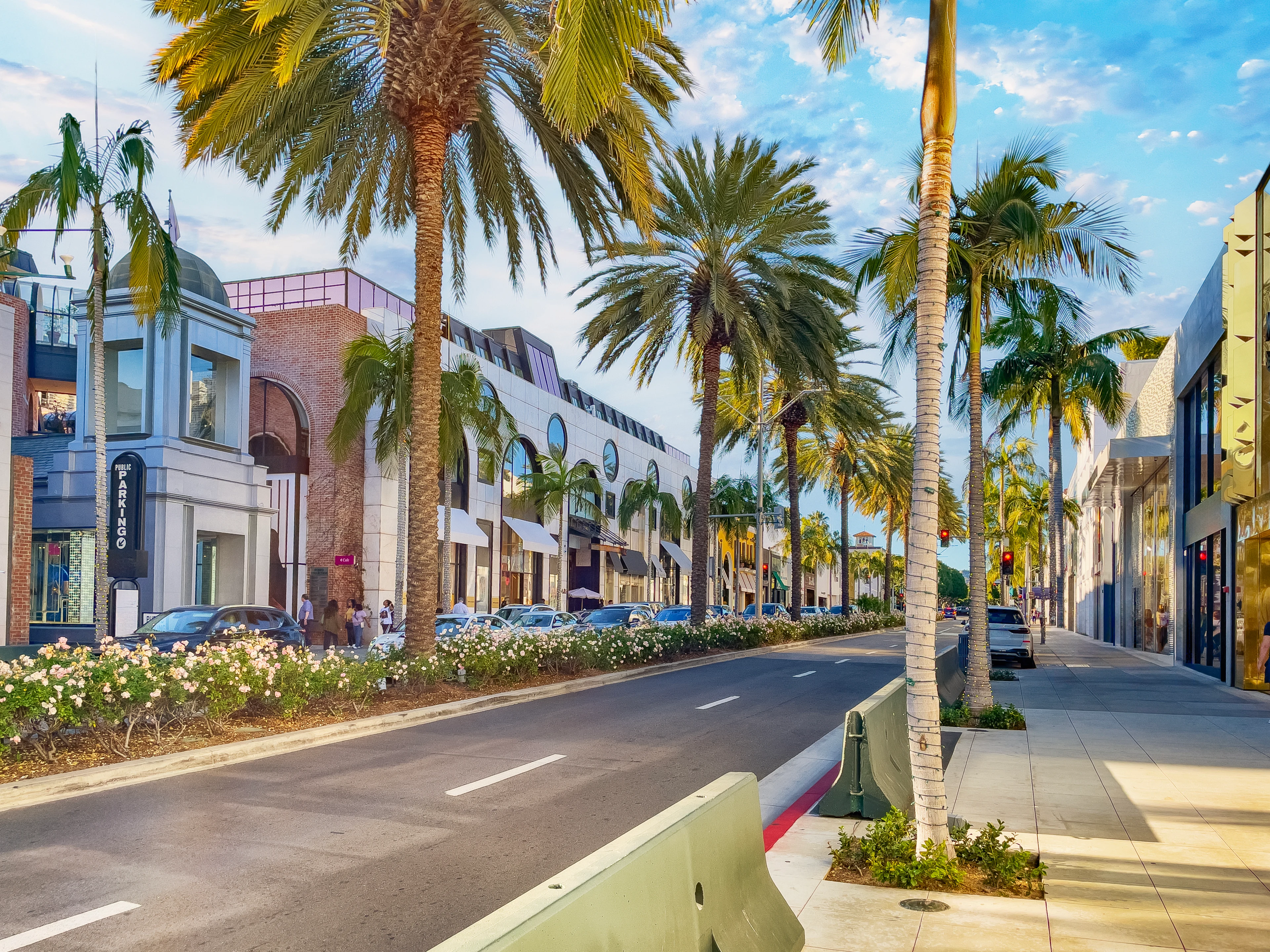Palmkantad gata med exklusiva butiker på Rodeo Drive i Beverly Hills, en av Los Angeles mest välkända shoppinggator.