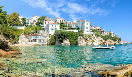 Blått hav och vita hus på Skiathos