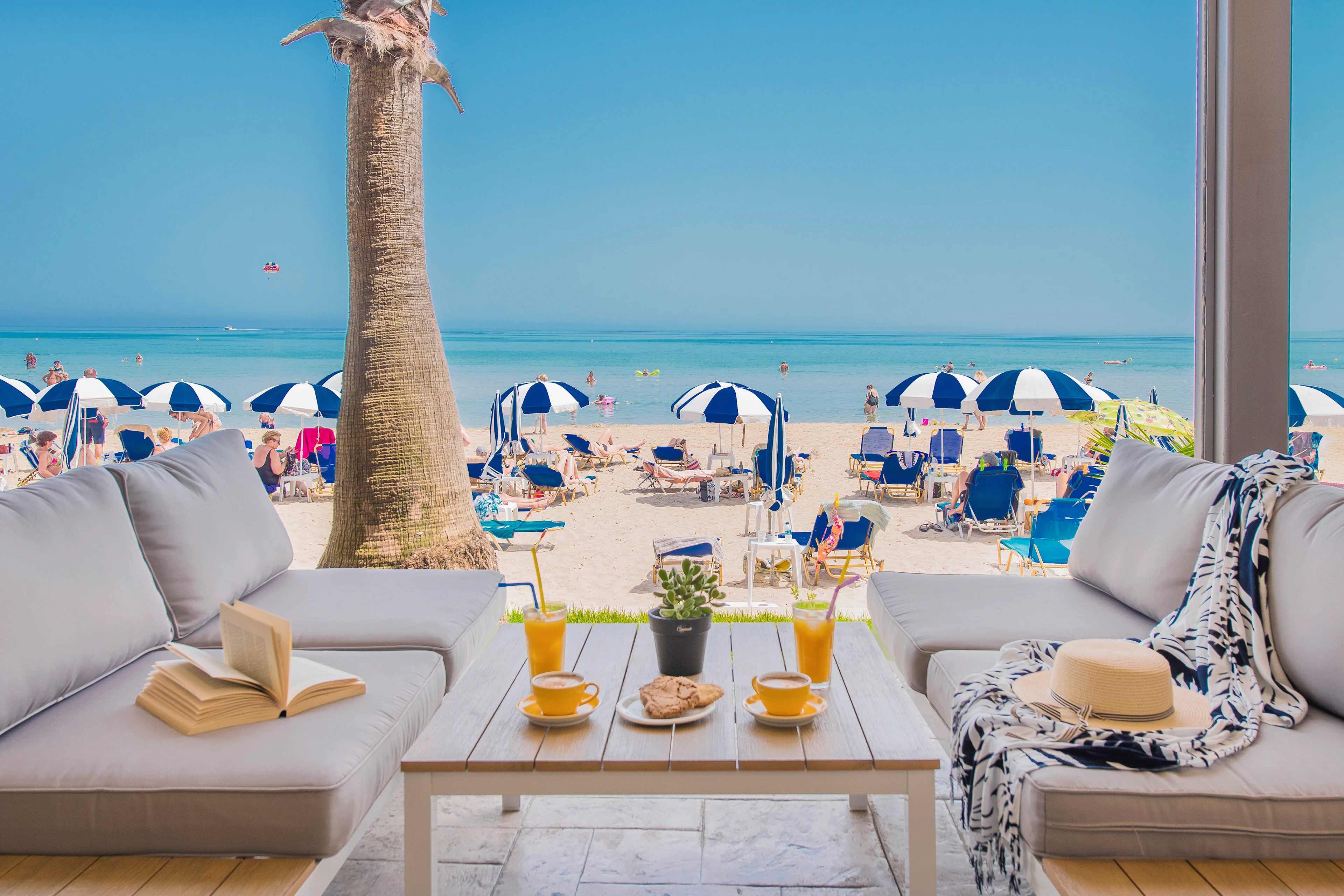 Uppdukat bord med poolutsikt på Tsilivi Beach, Zakynthos