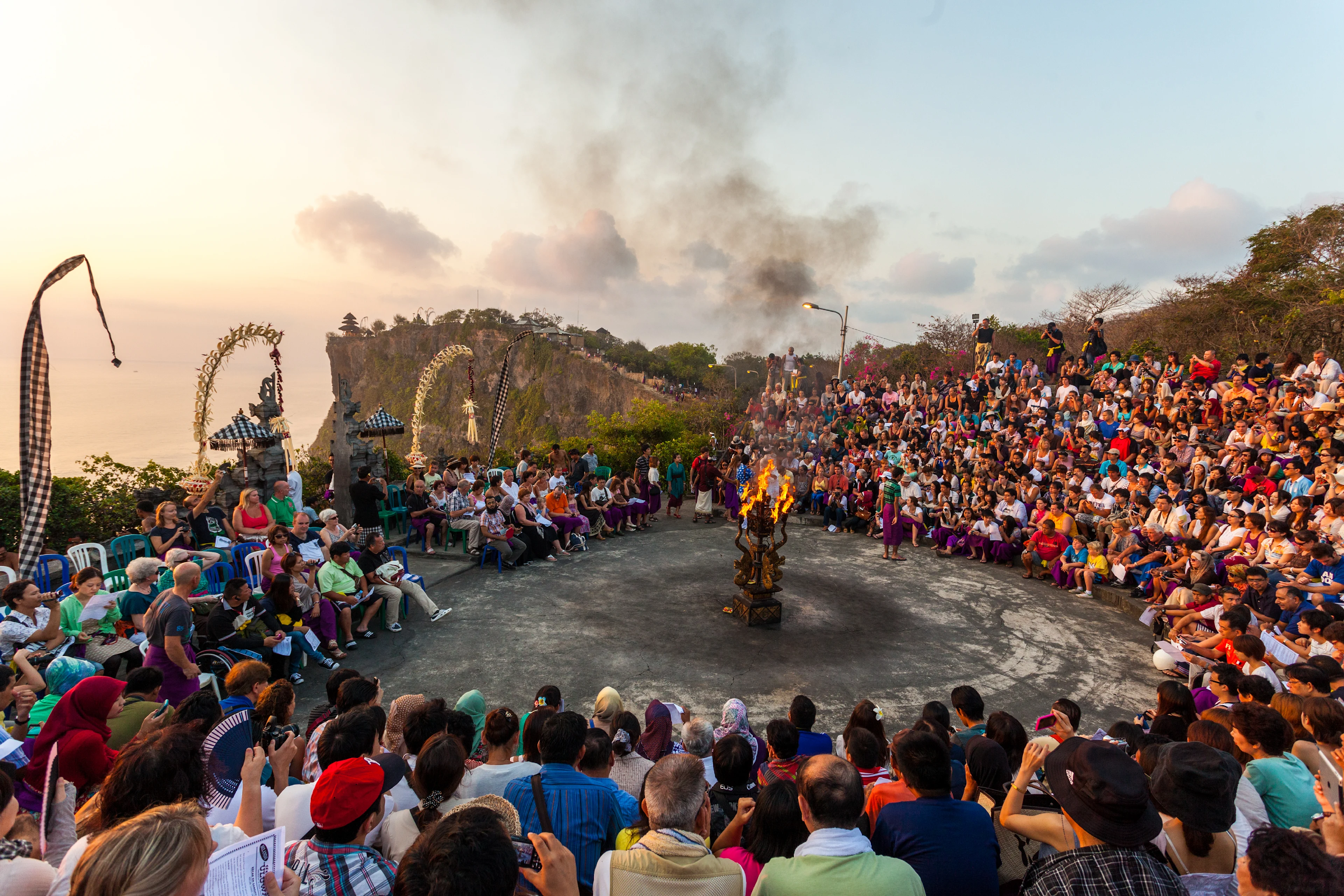 Publik som samlas runt brasan för Kecak Fire Dance vid Uluwatu-templet på Bali
