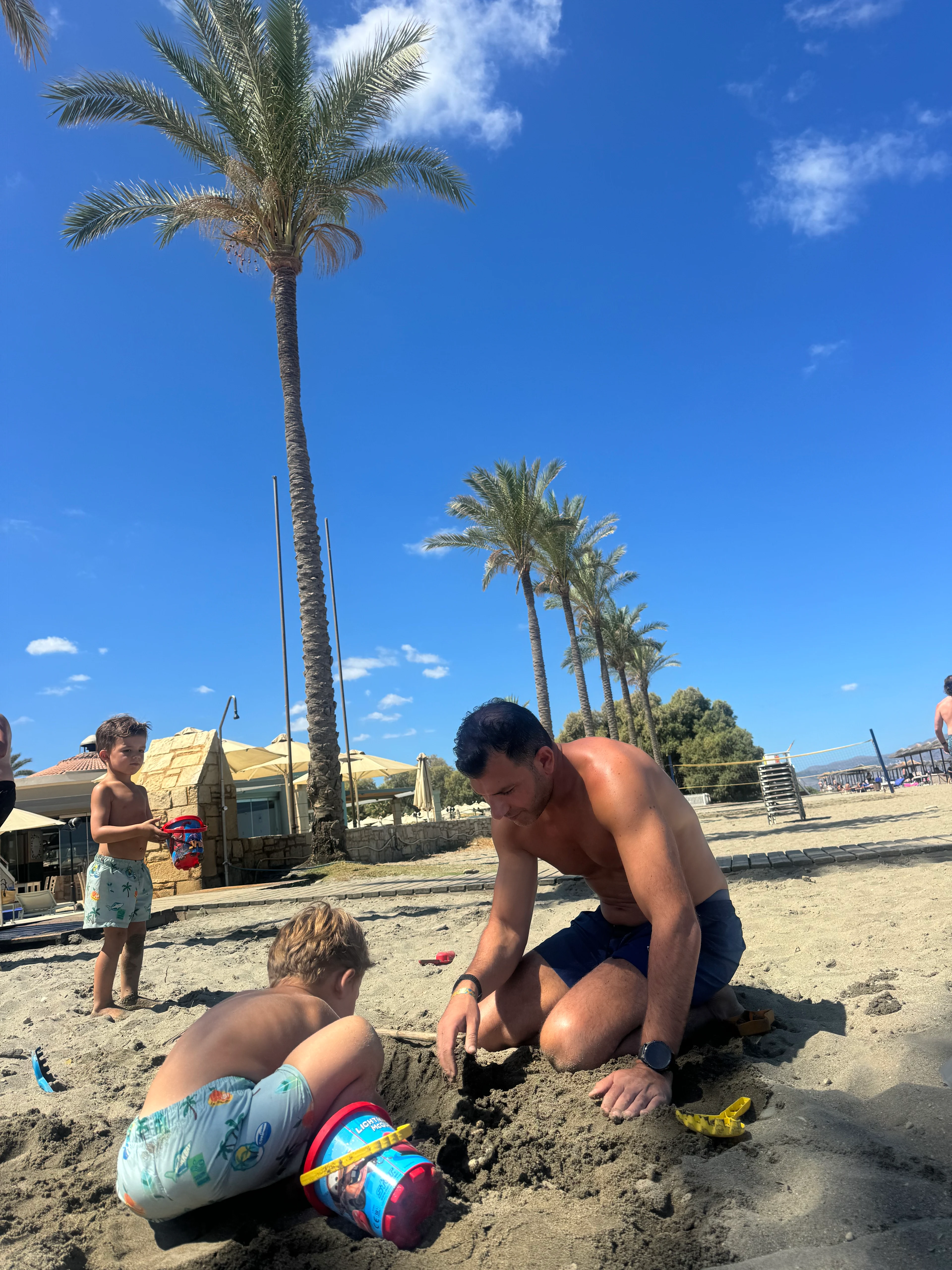 Evelina Sigettys familj leker på stranden