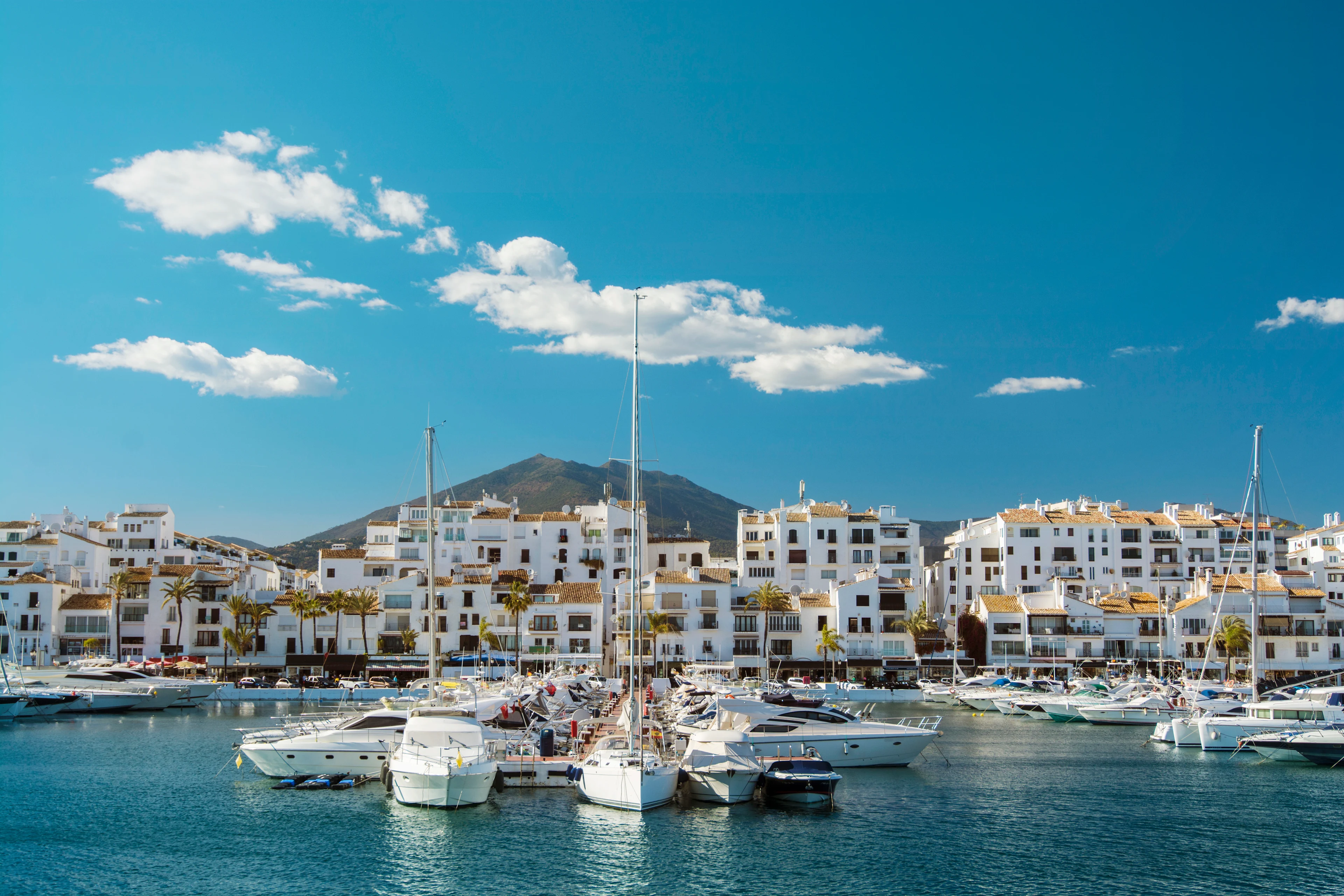 Utsikt över hamnen och vitkalkade hus i Puerto Banús på Costa del Sol
