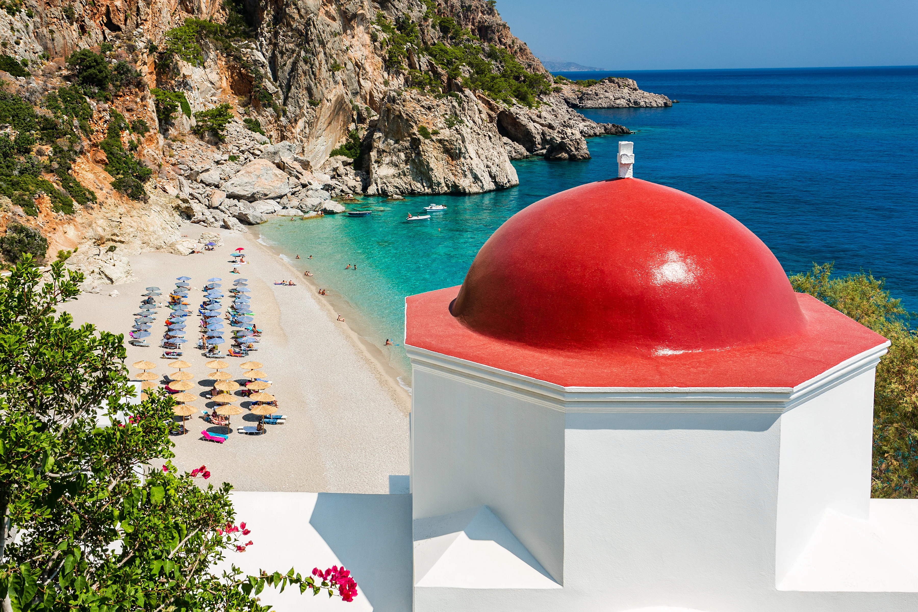 Utsikt över kyrkan och stranden Kyra Panagia på Karpathos